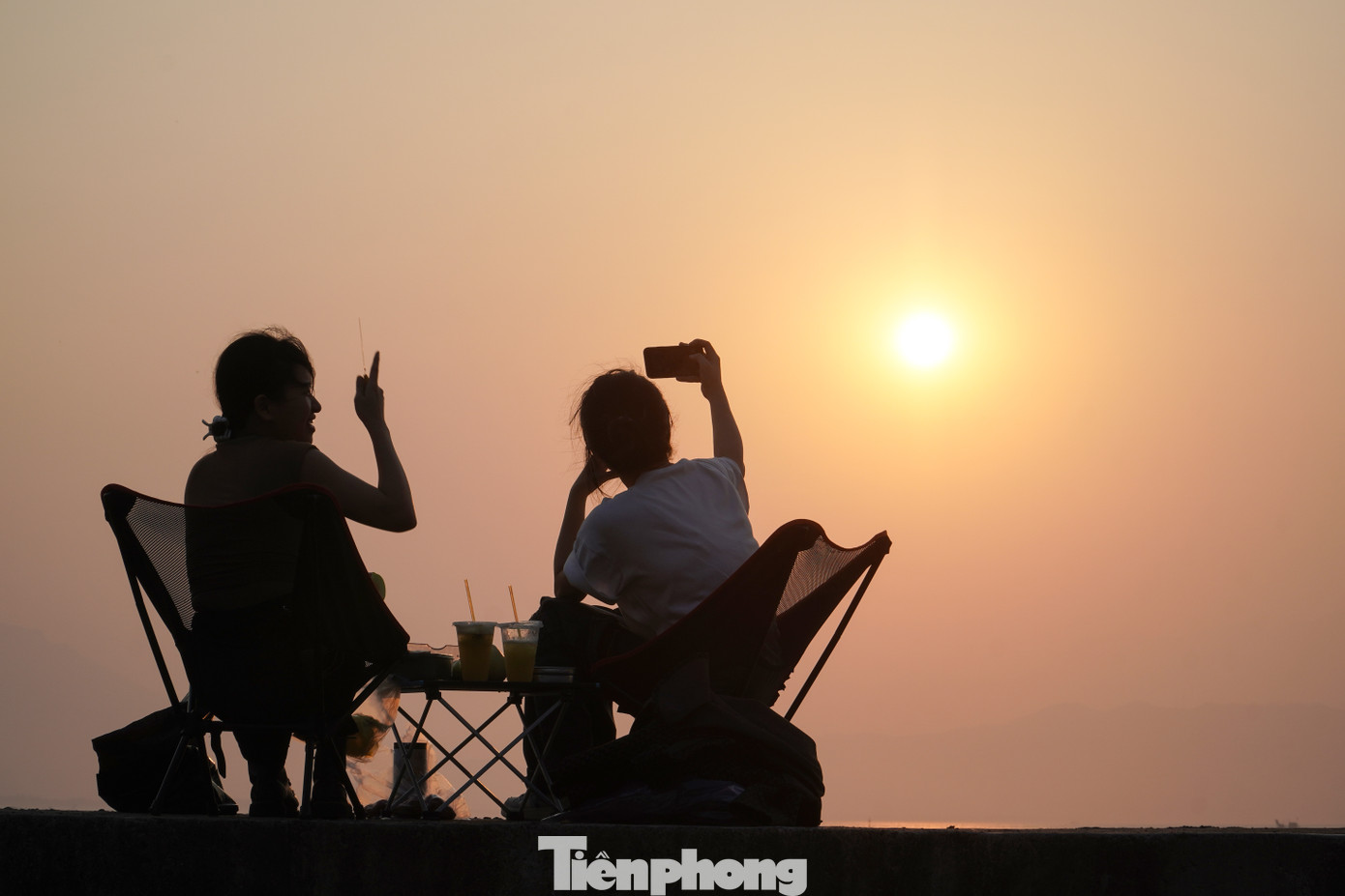 Khoảnh khắc mặt trời vàng rực chiếu rọi khắp không gian, từ từ lặn xuống qua cây cầu treo độc đáo chắc chắn là điều mà các bạn trẻ không muốn bỏ lỡ.