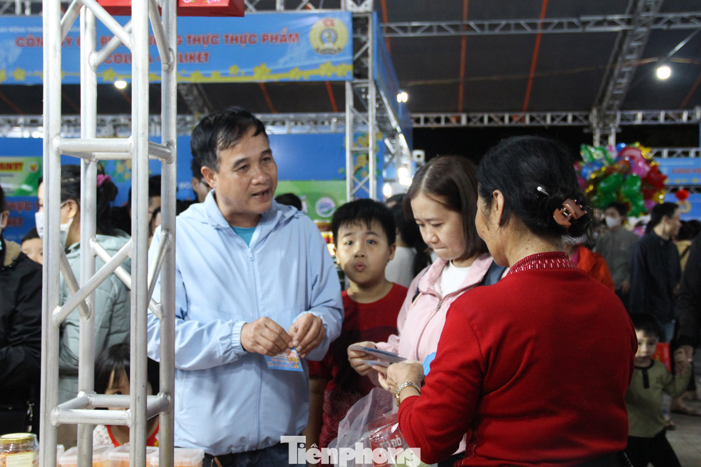 Được tặng 5 phiếu mua hàng Tết với trị giá 500.000 đồng, anh Đặng Quốc Phong (30 tuổi, Công nhân Công ty Thép Hòa Phát) dắt vợ và con gái cùng đi sắm Tết 0 đồng. Hai vợ chồng ở Quảng Nam ra Đà Nẵng ở trọ để đi làm nên kinh tế eo hẹp.
