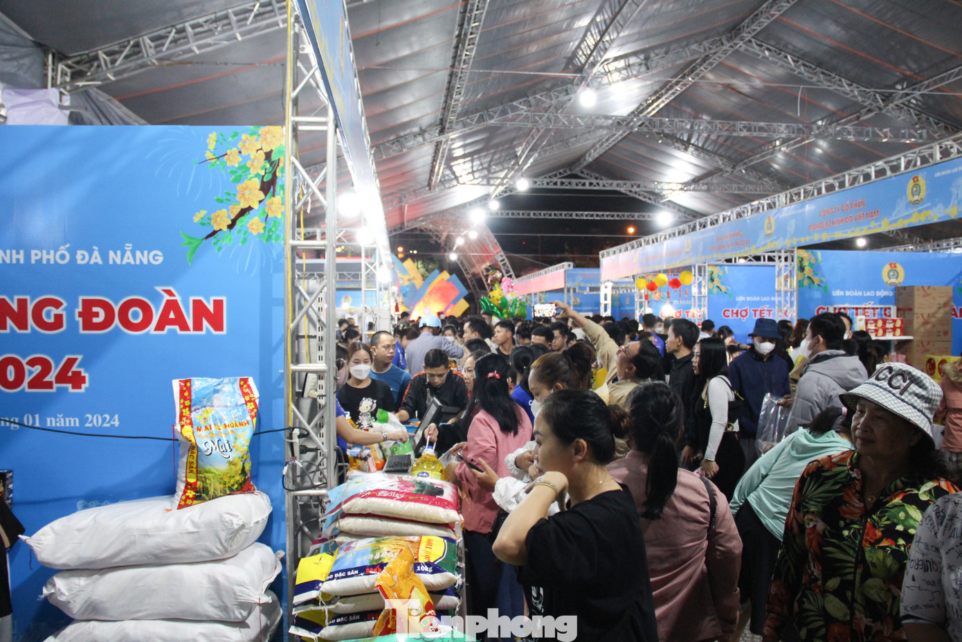 Năm nay, có khoảng 40 đối tác doanh nghiệp bày bán sản phẩm ở 70 gian hàng, cung cấp các dịch vụ, sản phẩm thiết yếu, hàng Tết, nhu yếu phẩm, thực phẩm… với mức giá bình ổn cho người lao động.