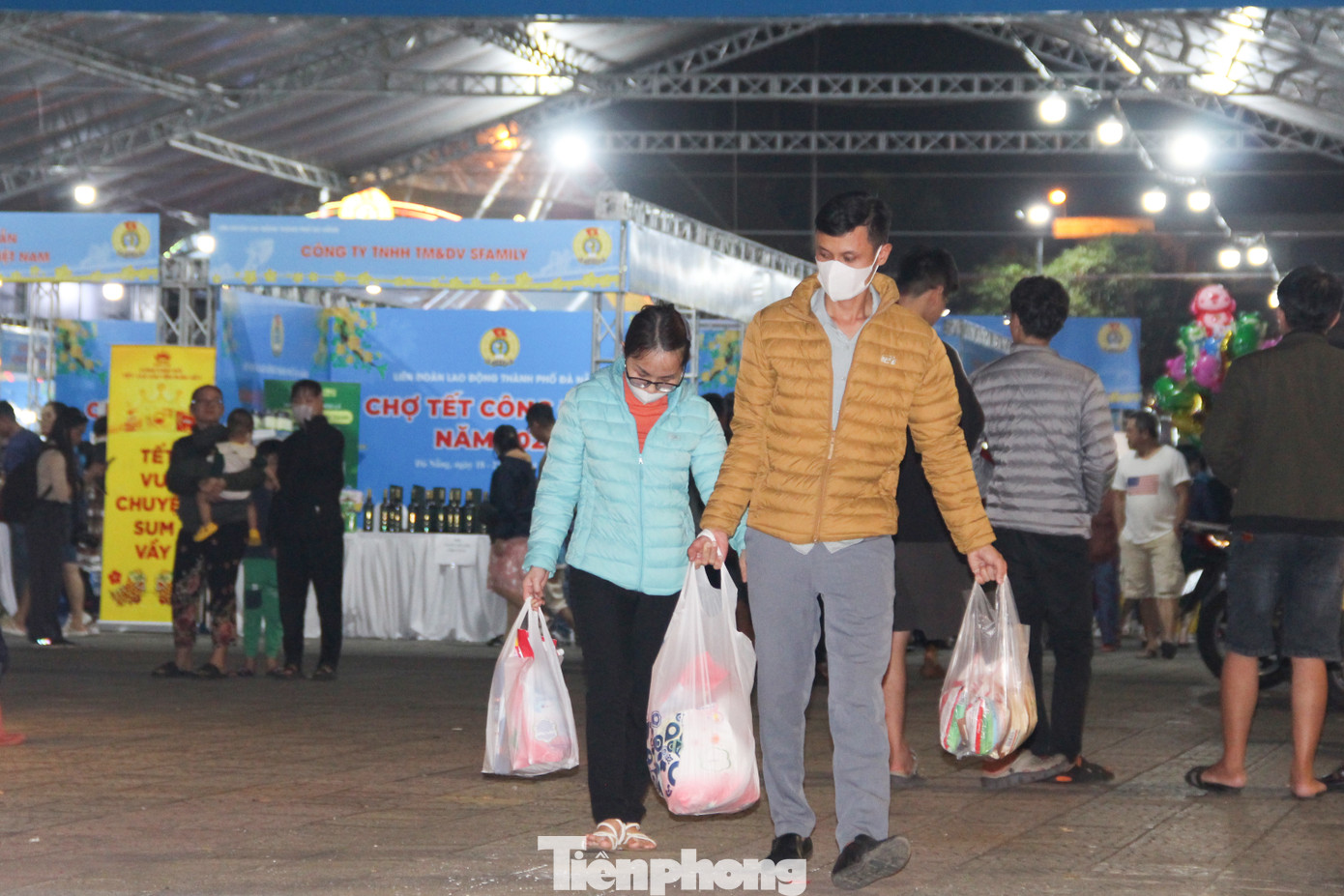 Như chương trình Đồng hành cùng đoàn viên, người lao động có hoàn cảnh khó khăn tặng 11.900 suất quà từ tài chính công đoàn và 8.000 suất quà từ hỗ trợ của thành phố, tổng kinh phí gần 10 tỷ đồng. Chương trình Chuyến xe công đoàn đưa đoàn viên, người lao động và gia đình về quê đón Tết, cùng với đó là hỗ trợ vé tàu xe miễn phí nếu người lao động không thể tham gia Chuyến xe công đoàn.