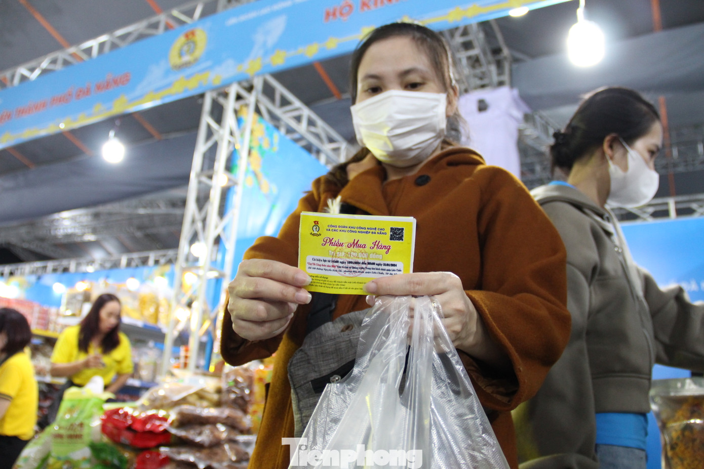 Tại phiên chợ, người lao động khó khăn phấn khởi sắm Tết 0 đồng thông qua các phiếu quà tặng được Công đoàn cơ quan, công ty… trao tặng.