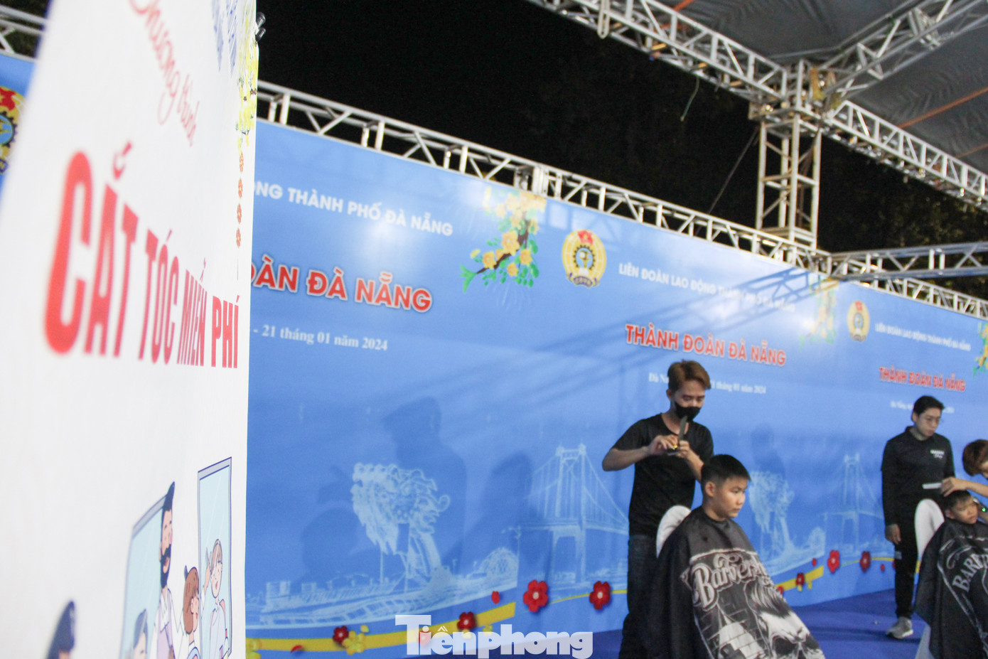 Theo bà Phan Thị Thúy Linh - Chủ tịch LĐLĐ TP Đà Nẵng, trong dịp Tết Nguyên đán Giáp Thìn, LĐLĐ TP Đà Nẵng tổ chức nhiều hoạt động chăm lo Tết cho công nhân, người lao động khó khăn với tổng trị giá gần 100 tỷ đồng.