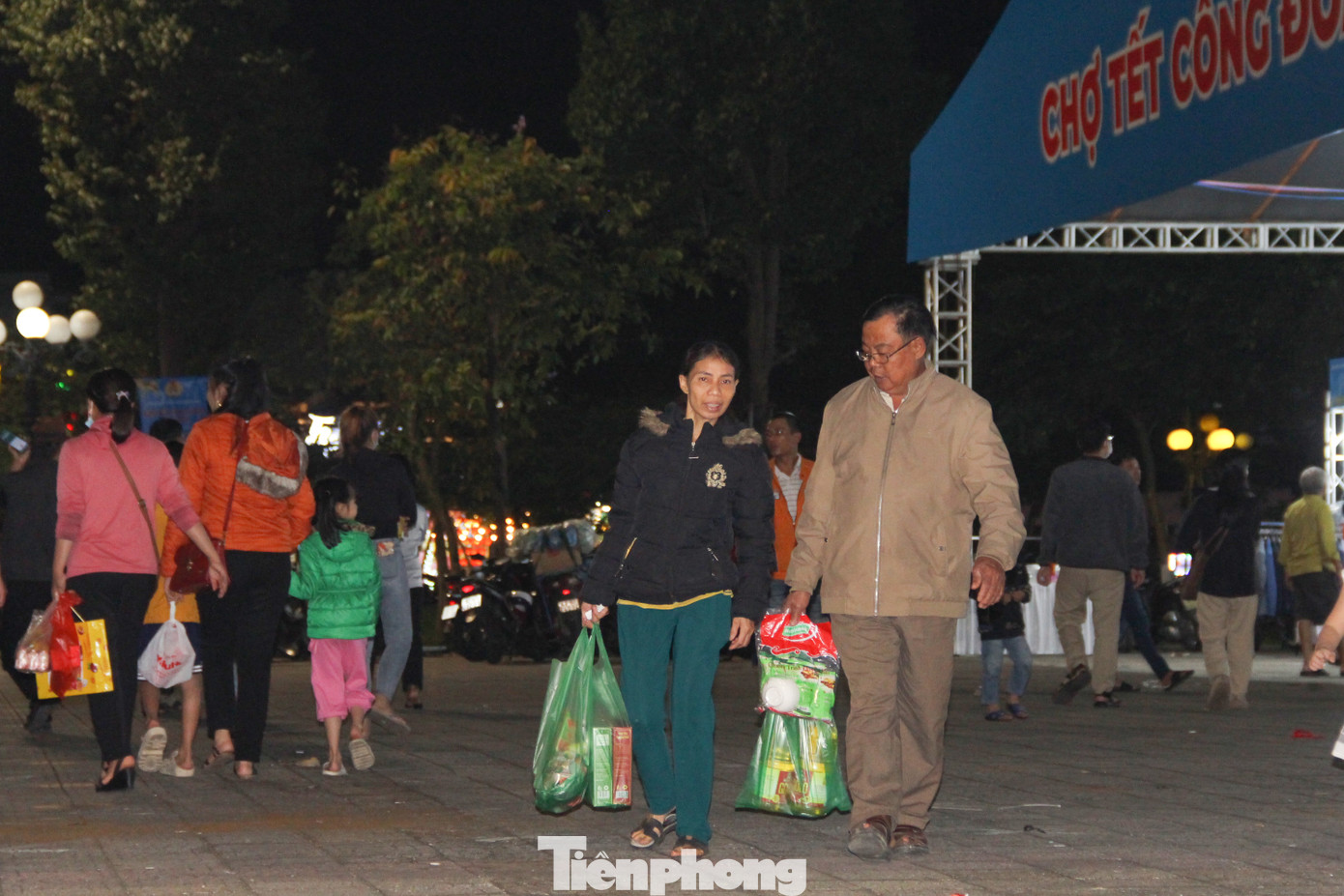 Như chương trình Đồng hành cùng đoàn viên, người lao động có hoàn cảnh khó khăn tặng 11.900 suất quà từ tài chính công đoàn và 8.000 suất quà từ hỗ trợ của thành phố, tổng kinh phí gần 10 tỷ đồng. Chương trình Chuyến xe công đoàn đưa đoàn viên, người lao động và gia đình về quê đón Tết, cùng với đó là hỗ trợ vé tàu xe miễn phí nếu người lao động không thể tham gia Chuyến xe công đoàn.