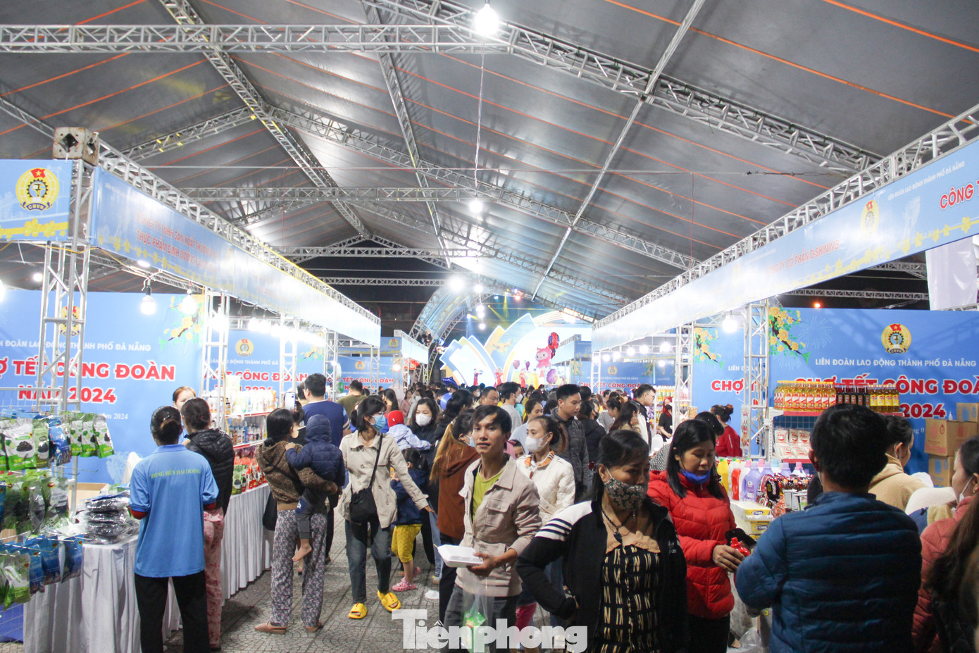 Năm nay, Chợ Tết Công đoàn diễn ra trong 4 ngày (từ nay đến hết ngày 21/1) tại Quảng trường Trung tâm Hành chính quận Liên Chiểu.