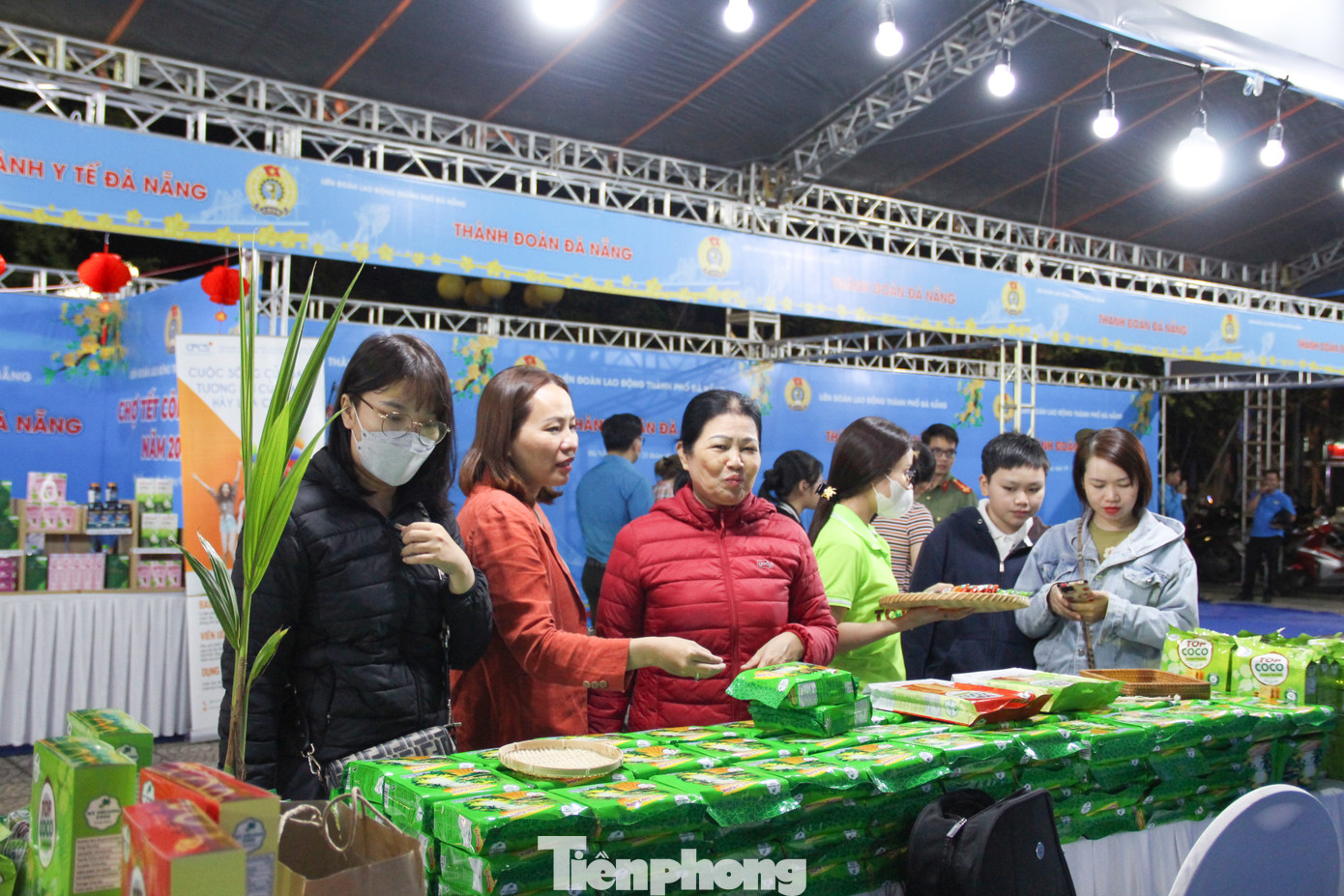 Được biết, dịp này, các cấp Công đoàn trên địa bàn Đà Nẵng trao tặng 30 nghìn phiếu mua hàng, tương đương 3 tỷ đồng, để hỗ trợ công nhân, người lao động khó khăn mua sắm ở phiên chợ.