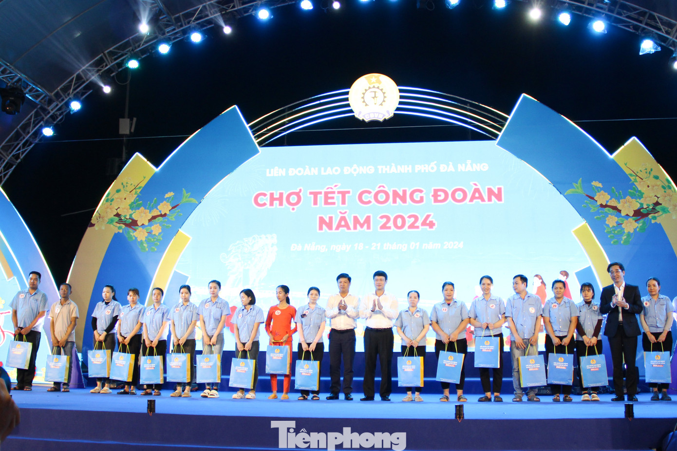 Dịp này, LĐLĐ TP Đà Nẵng trao 50 suất quà, mỗi suất 500.000 đồng hỗ trợ cho người lao động có hoàn cảnh khó khăn nhân dịp Tết Nguyên đán Quý Mão. Bên cạnh các phiếu mua hàng trực tiếp, người lao động cũng được hỗ trợ 2.500 phiếu mua hàng online trên sàn thương mại điện tử Chợ Tết công đoàn Việt Nam, tổng trị giá 750 triệu đồng.