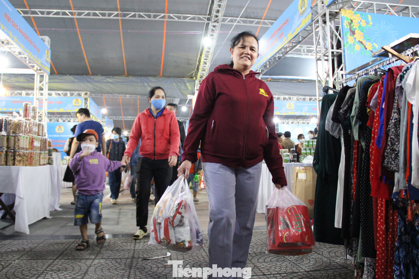 Như chương trình Đồng hành cùng đoàn viên, người lao động có hoàn cảnh khó khăn tặng 11.900 suất quà từ tài chính công đoàn và 8.000 suất quà từ hỗ trợ của thành phố, tổng kinh phí gần 10 tỷ đồng. Chương trình Chuyến xe công đoàn đưa đoàn viên, người lao động và gia đình về quê đón Tết, cùng với đó là hỗ trợ vé tàu xe miễn phí nếu người lao động không thể tham gia Chuyến xe công đoàn.