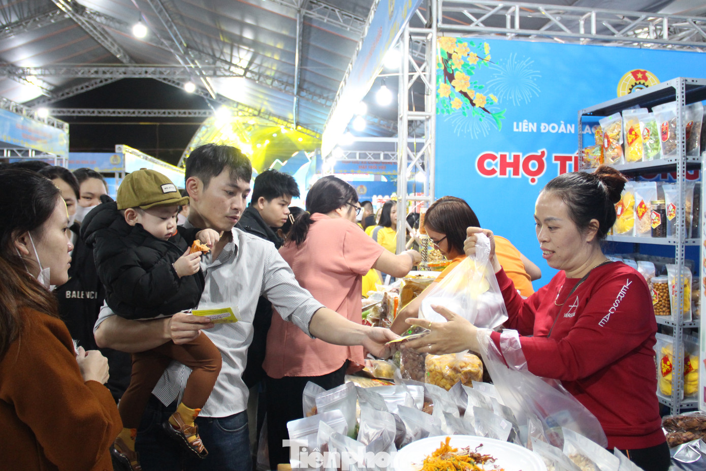 “Với sự hỗ trợ này, chúng tôi trang trải được phần nào chi phí sắm Tết. Hàng hóa ở đây giá cũng rất tốt nên công nhân, người lao động cũng tiết kiệm được thêm chút ít”, anh Phong nói.