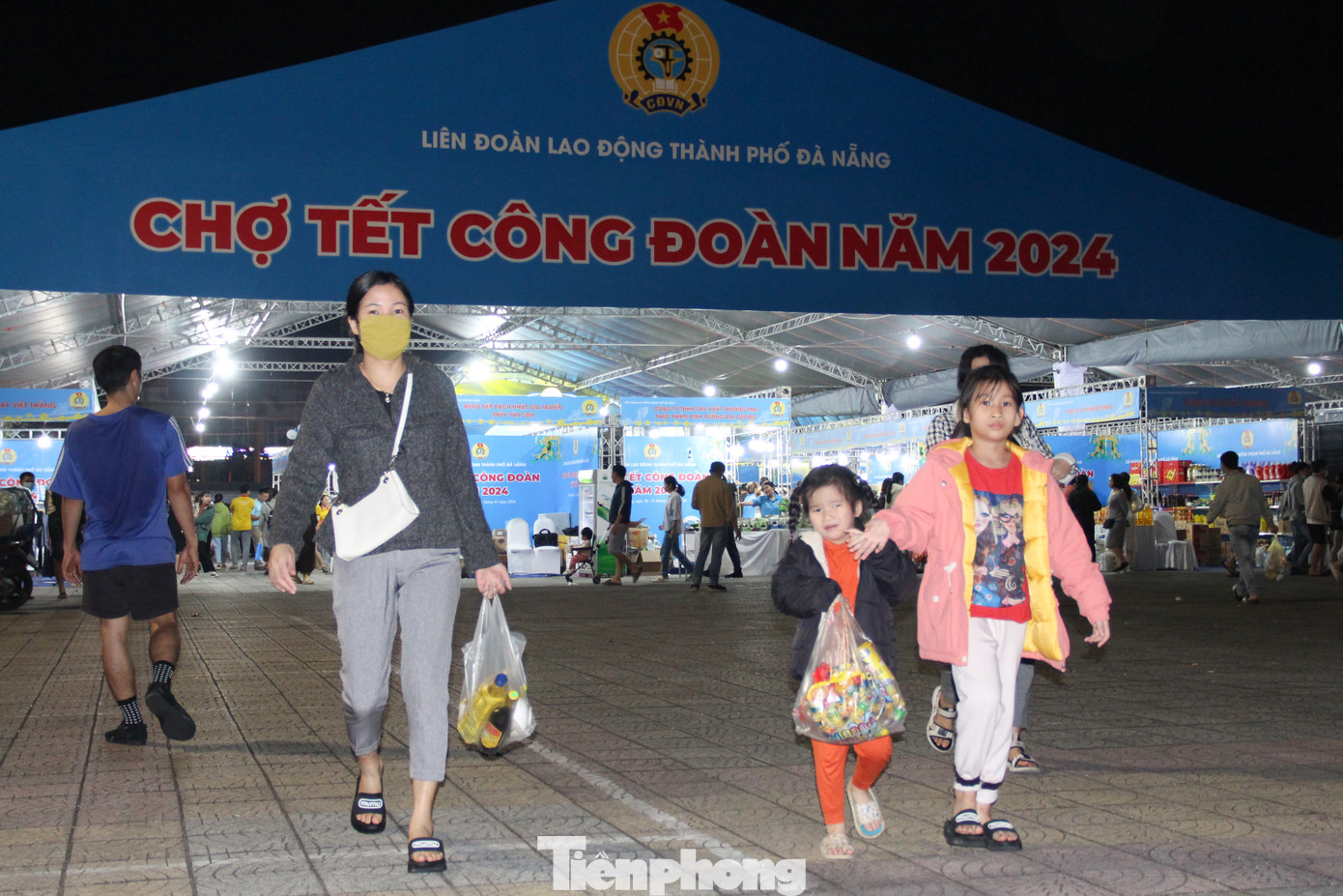 Tối 18/1, Liên đoàn Lao động (LĐLĐ) TP.. Đà Nẵng tổ chức Chợ Tết Công đoàn năm 2024, thu hút hàng ngàn công nhân, người lao động trên địa bàn. (Ảnh: Giang Thanh).