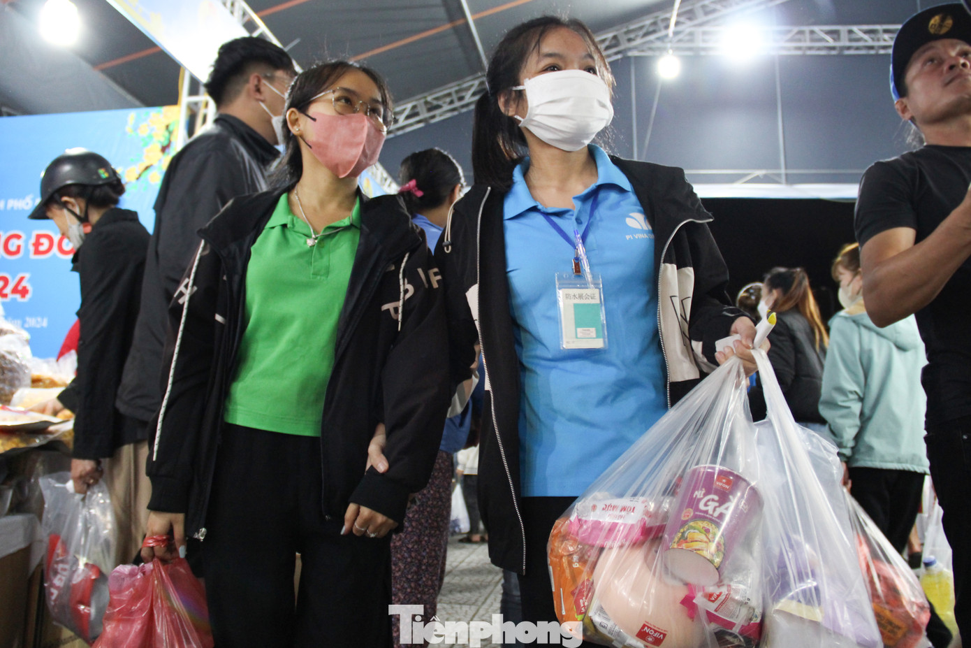 Quê ở Quảng Bình, chị Nguyễn Thị Hậu (25 tuổi, bìa phải) vào Đà Nẵng làm công nhân Công ty PiVina. Khoản lương công nhân ít ỏi, Hậu phải trang trải, gói ghém chi phí sinh hoạt ở thành phố để gửi tiền về cho bố mẹ già ở quê. “Năm nay, thấy em khó khăn, các anh chị trong tổ nhường suất phiếu quà Tết công đoàn này cho em. Em sắm sửa được rất nhiều bánh kẹo, mứt Tết để gửi về cho ba mẹ ở quê, đỡ đần phần nào tiền sắm Tết cho ba mẹ”, chị Hậu nói.