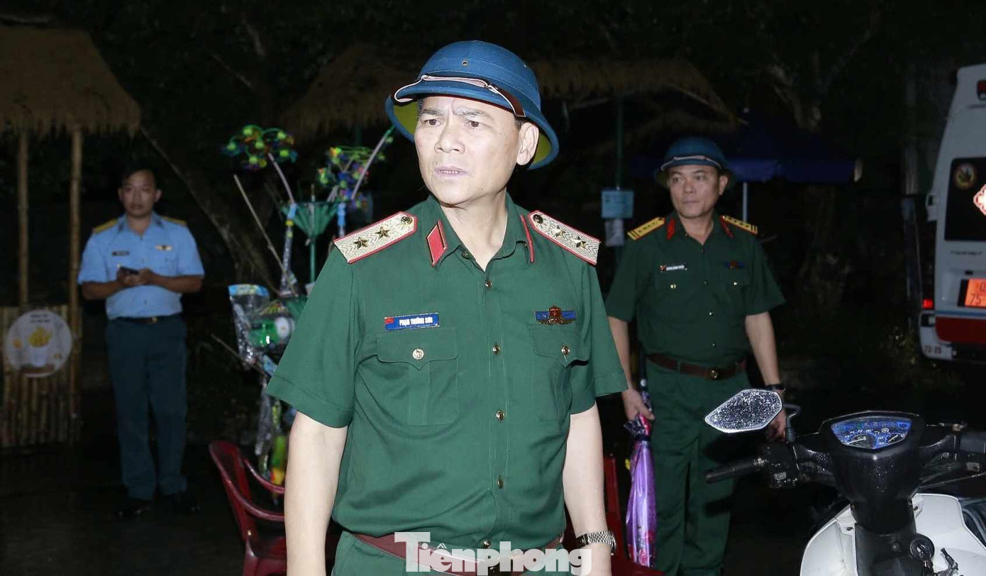 Trung tướng Phạm Trường Sơn, Phó Tổng Tham mưu trưởng Quân đội nhân dân Việt Nam, chỉ đạo công tác tìm kiếm tại hiện trường. Ảnh: Trương Định Trung tướng Phạm Trường Sơn, Phó Tổng Tham mưu trưởng Quân đội nhân dân Việt Nam, chỉ đạo công tác tìm kiếm tại hiện trường. Ảnh: Trương Định