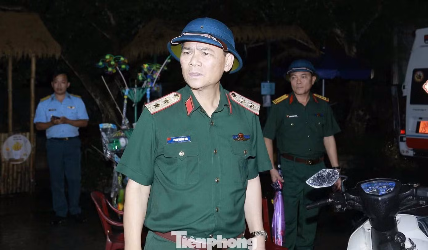 Trung tướng Phạm Trường Sơn, Phó Tổng Tham mưu trưởng Quân đội nhân dân Việt Nam, chỉ đạo công tác tìm kiếm tại hiện trường. Ảnh: Trương Định