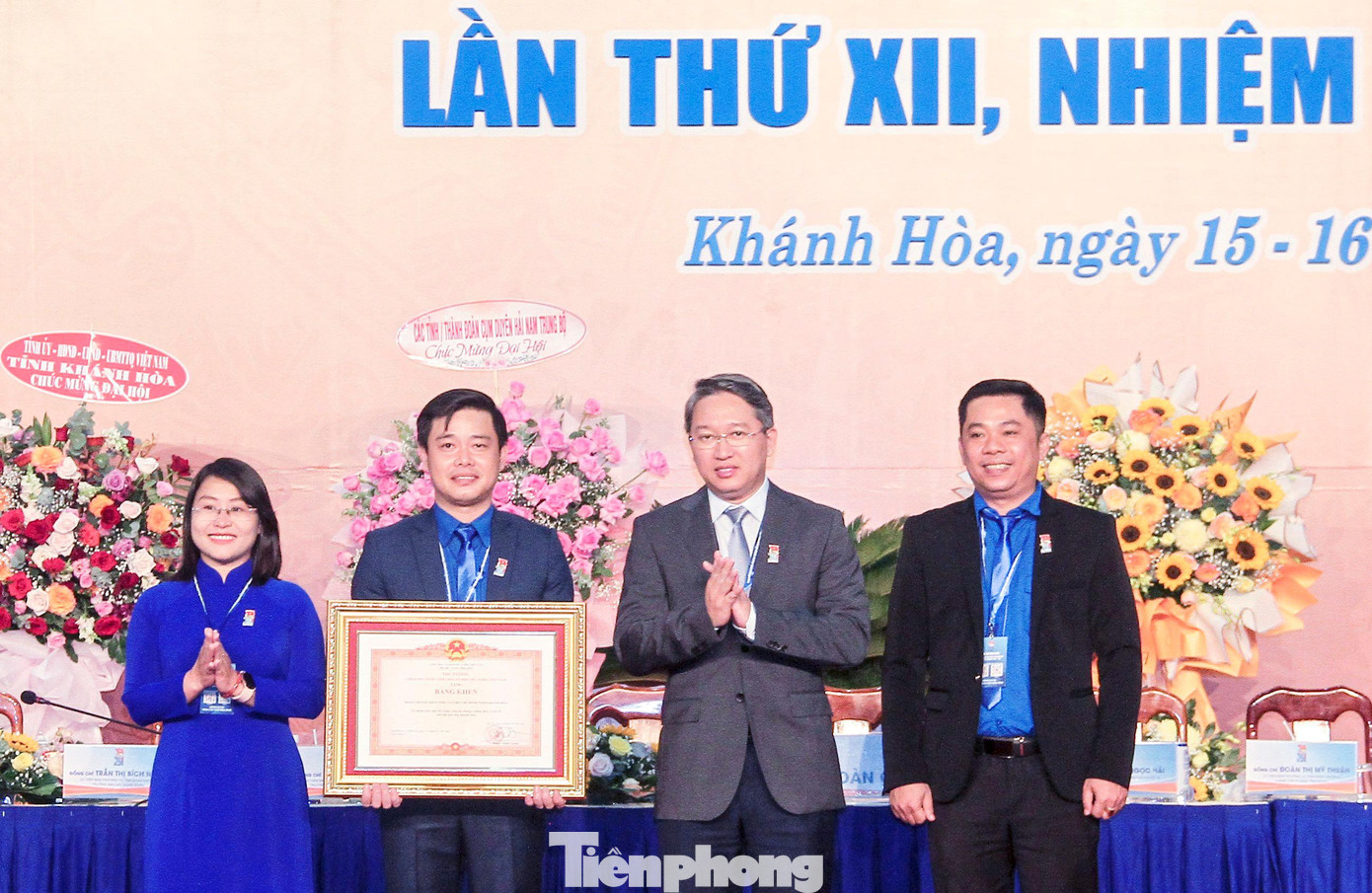 Tại Đại hội, Đoàn TNCS tỉnh Khánh Hòa cũng vinh dự đón nhận Bằng khen của Thủ tướng Chính phủ vì những thành tích xuất sắc trong công tác Đoàn và phong trào thanh niên trong nhiệm kỳ vừa qua.