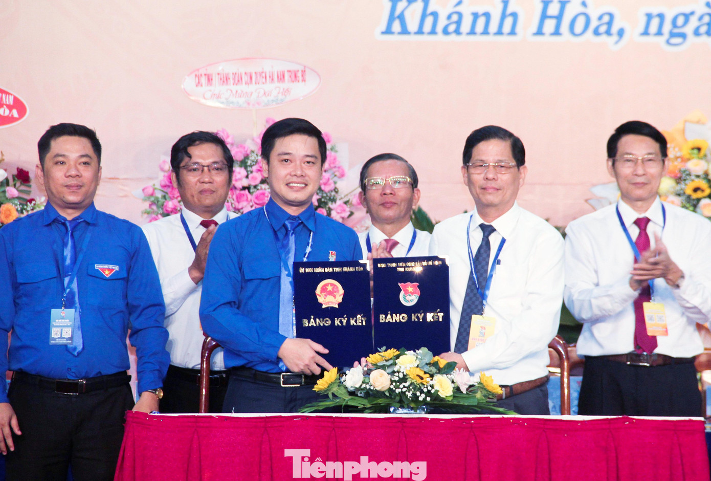 Dịp này, Tỉnh Đoàn và UBND tỉnh Khánh Hòa cũng ký kết Quy chế phối hợp công tác giai đoạn 2022 - 2027. Quy chế phối hợp có 5 nội dung lớn: Công tác tuyên truyền, giáo dục thanh thiếu nhi; đoàn kết, tập hợp thanh niên; Phát huy thanh niên thực hiện các mục tiêu, chiến lược phát triển kinh tế - xã hội và bảo vệ Tổ quốc; Hỗ trợ thanh niên học tập, nghiên cứu khoa học; định hướng nghề nghiệp, giải quyết việc làm, khởi nghiệp, lập nghiệp; nâng cao thể chất, đời sống văn hóa tinh thần; Xây dựng pháp luật, chính sách; kiểm tra, giám sát, phản biện xã hội trong quá trình xây dựng và thực hiện chính sách đối với thanh thiếu nhi; Chăm sóc, bảo vệ, giáo dục thiếu niên, nhi đồng; thực hiện pháp luật về trẻ em.