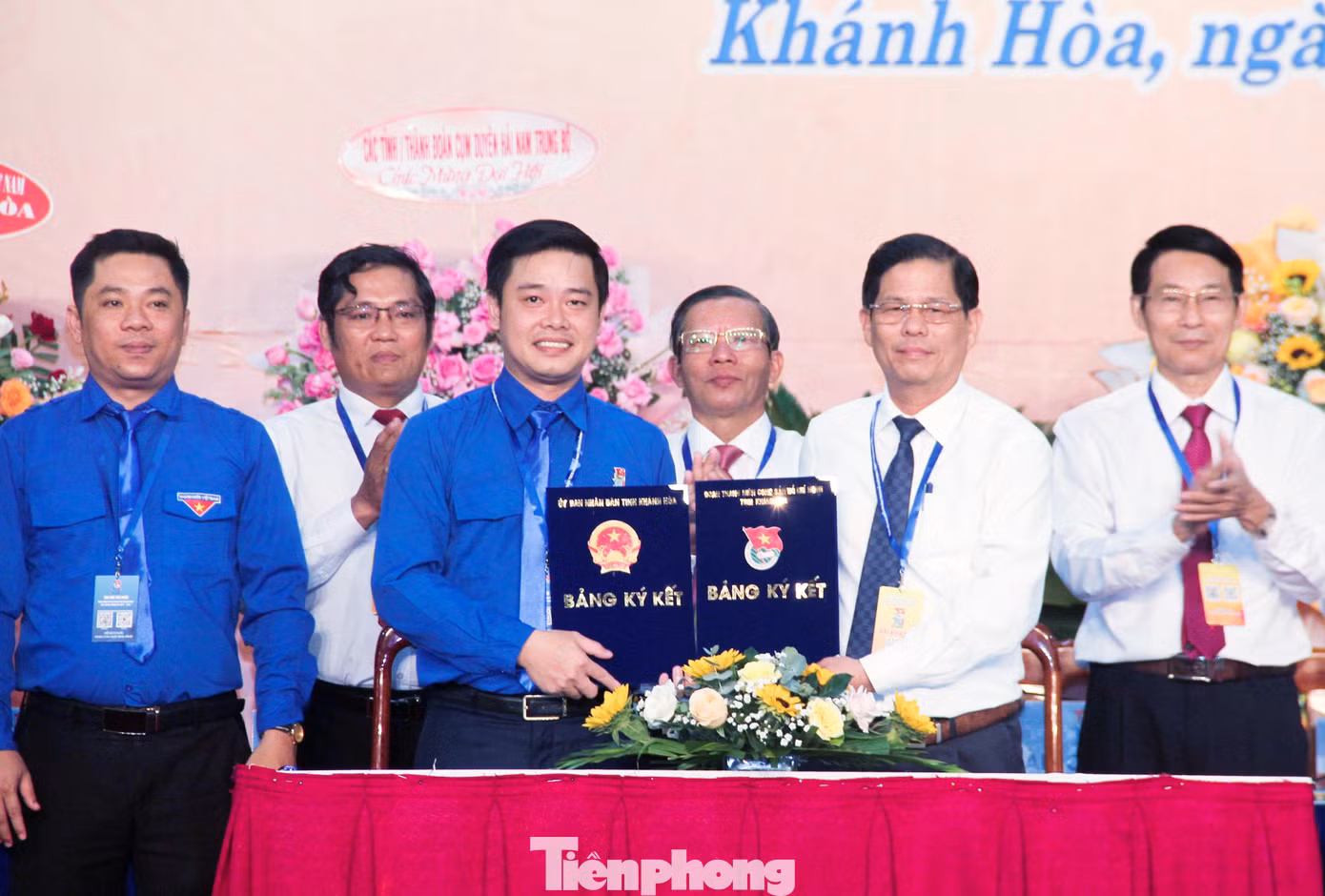 Dịp này, Tỉnh Đoàn và UBND tỉnh Khánh Hòa cũng ký kết Quy chế phối hợp công tác giai đoạn 2022 - 2027. Quy chế phối hợp có 5 nội dung lớn: Công tác tuyên truyền, giáo dục thanh thiếu nhi; đoàn kết, tập hợp thanh niên; Phát huy thanh niên thực hiện các mục tiêu, chiến lược phát triển kinh tế - xã hội và bảo vệ Tổ quốc; Hỗ trợ thanh niên học tập, nghiên cứu khoa học; định hướng nghề nghiệp, giải quyết việc làm, khởi nghiệp, lập nghiệp; nâng cao thể chất, đời sống văn hóa tinh thần; Xây dựng pháp luật, chính sách; kiểm tra, giám sát, phản biện xã hội trong quá trình xây dựng và thực hiện chính sách đối với thanh thiếu nhi; Chăm sóc, bảo vệ, giáo dục thiếu niên, nhi đồng; thực hiện pháp luật về trẻ em.