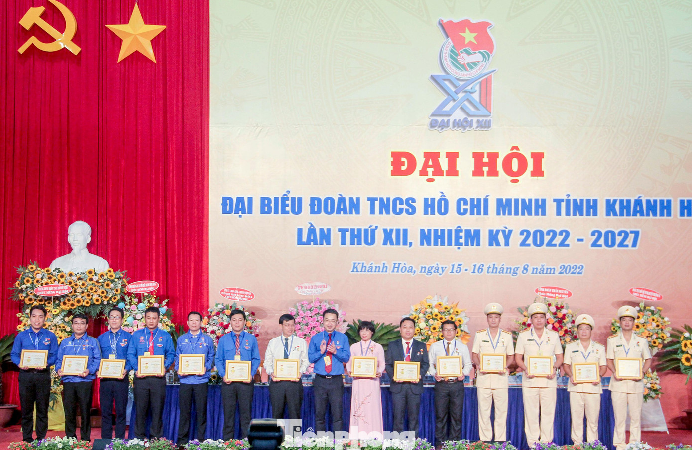 Anh Nguyễn Tường Lâm, Bí thư Trung ương Đoàn cũng trao kỷ niệm chương Vì thế hệ trẻ cho 15 cá nhân có những đóng góp xuất sắc trong công tác xây dựng và phát triển tổ chức đoàn, phong trào thanh thiếu nhi.