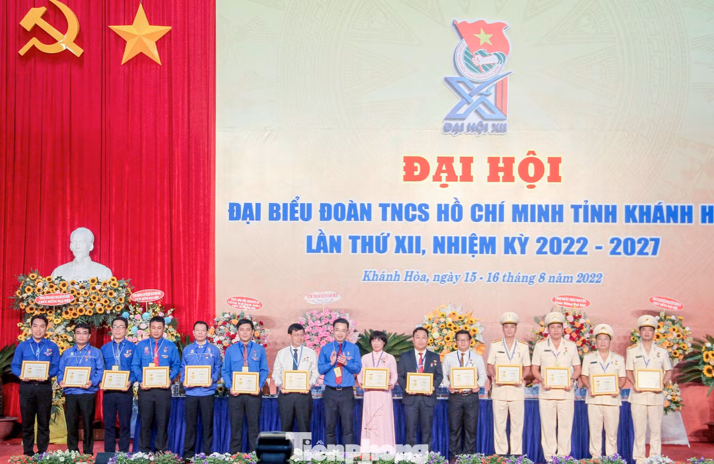 Anh Nguyễn Tường Lâm, Bí thư Trung ương Đoàn cũng trao kỷ niệm chương Vì thế hệ trẻ cho 15 cá nhân có những đóng góp xuất sắc trong công tác xây dựng và phát triển tổ chức đoàn, phong trào thanh thiếu nhi.