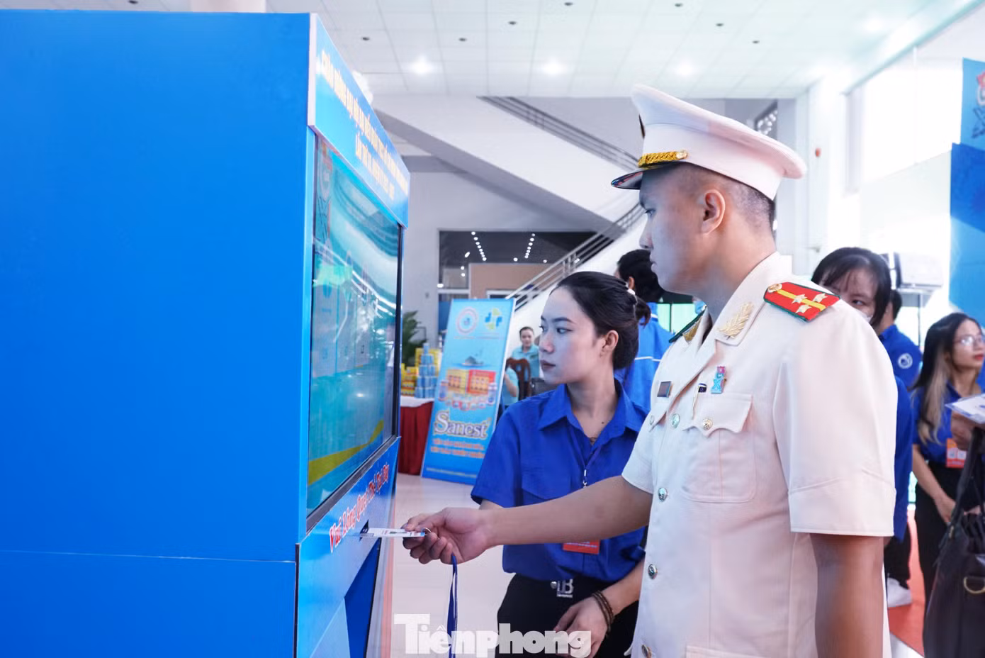 Đại hội Đoàn tỉnh Khánh Hòa cũng ứng dụng mạnh mẽ chuyển đổi số, tăng cường "số hóa" công tác chuẩn bị, tổ chức và điều hành đại hội. Việc điểm danh và bố trí vị trí đại biểu được thực hiện hoàn toàn bằng mã QR.