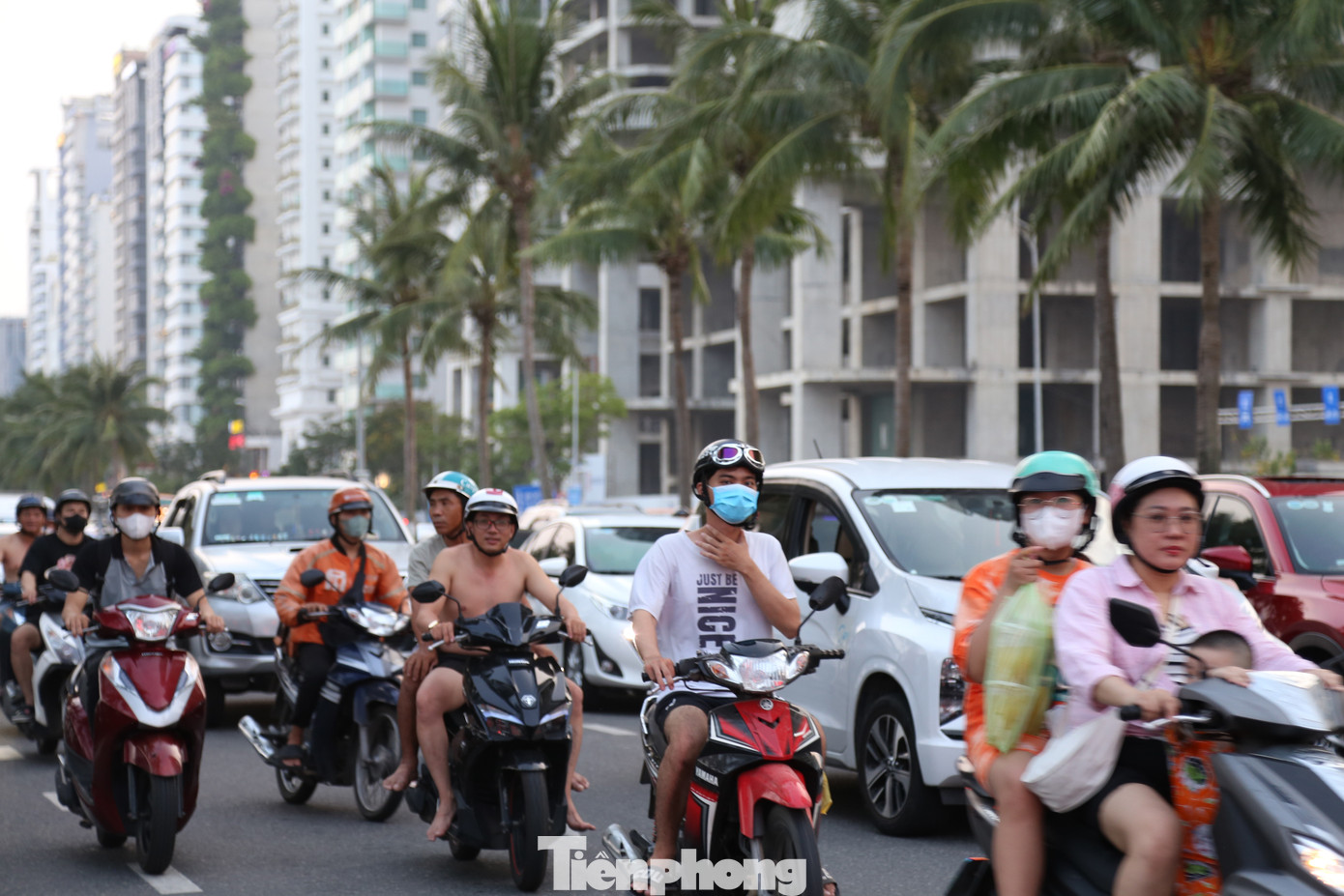 Có những người cởi trần đi hóng gió trên đường ven biển. Ảnh: Giang Thanh.