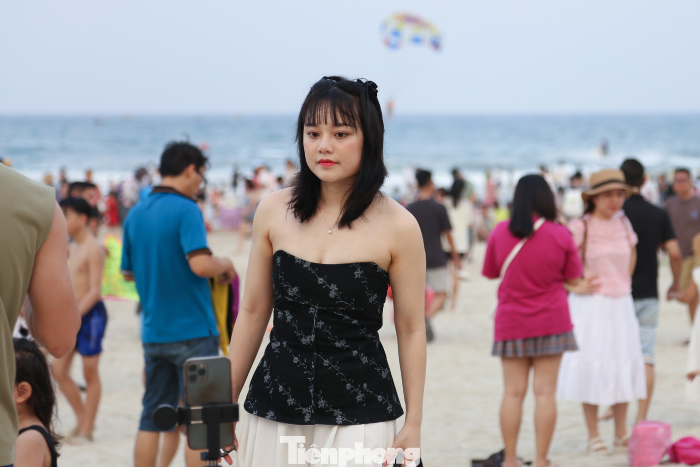 Càng về chiều, dòng người đổ về khu vực các bãi tắm ngày càng đông. Các bãi tắm như Phạm Văn Đồng, T20, Mỹ Khê... đều đông kín người. Theo chị Nguyễn Thị Hải Yến (35 tuổi, quận Sơn Trà), dù biển rất đông đúc nhưng không khí vẫn mát mẻ, thoải mái hơn so với ở nhà. Chiều nào gia đình chị cũng ra biển cho các cháu vui chơi, tắm biển. Ảnh: Giang Thanh.