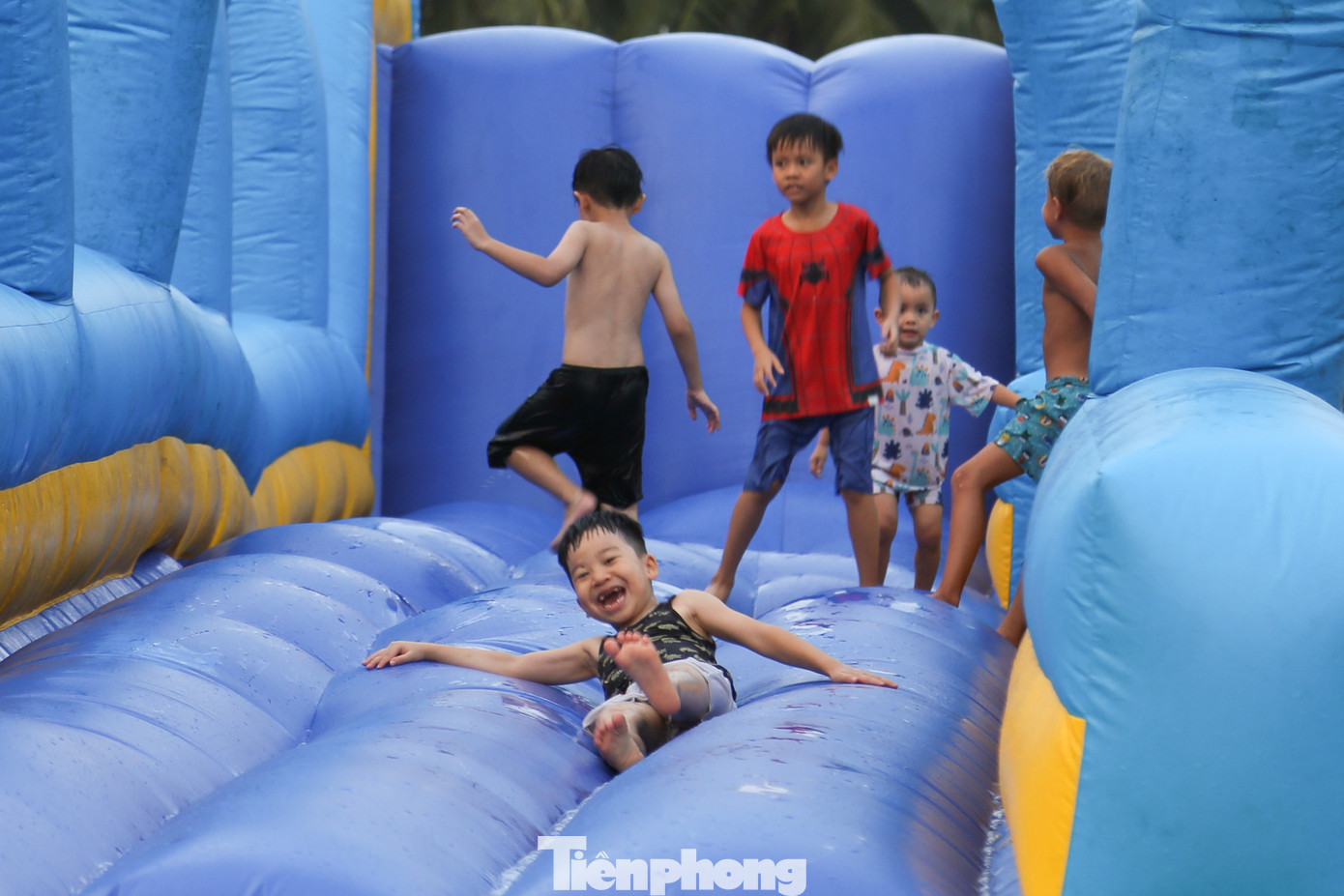 Khu trò chơi nước ở khu vực Công viên Biển Đông cũng "níu" chân rất đông các em nhỏ. Ảnh: Giang Thanh.