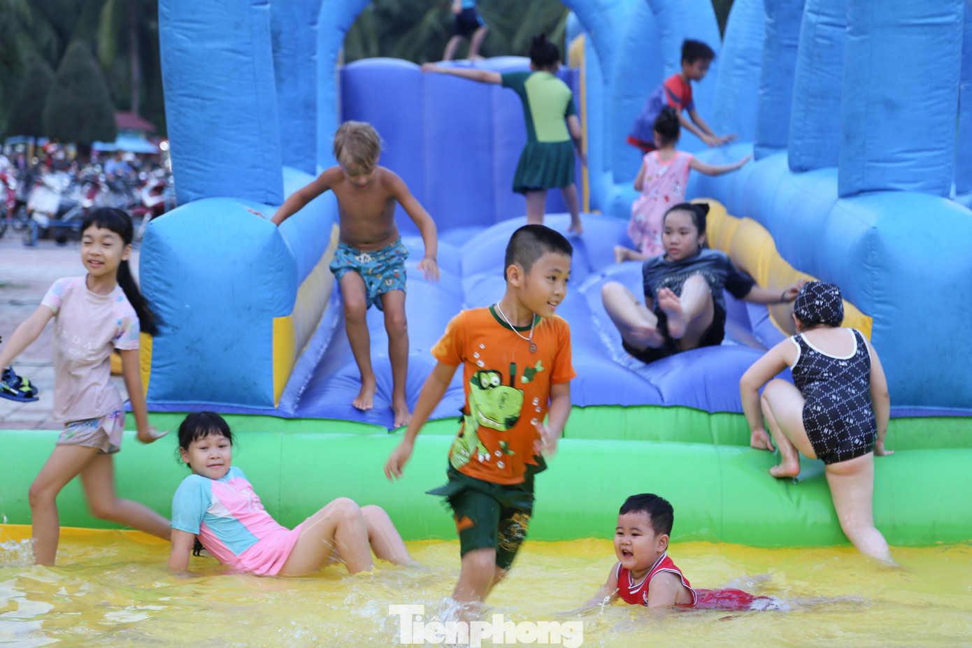 Khu trò chơi nước ở khu vực Công viên Biển Đông cũng "níu" chân rất đông các em nhỏ. Ảnh: Giang Thanh.