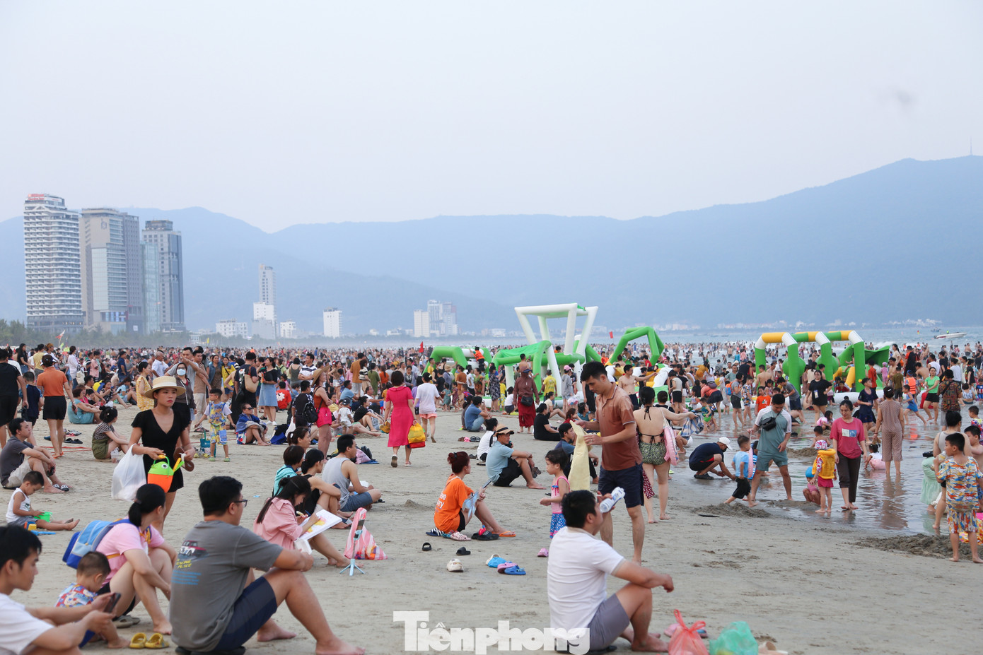 Thời tiết nóng bức, biển Đà Nẵng mỗi chiều nườm nượp người. Ảnh: Giang Thanh. Thời tiết nóng bức, biển Đà Nẵng mỗi chiều nườm nượp người. Ảnh: Giang Thanh.