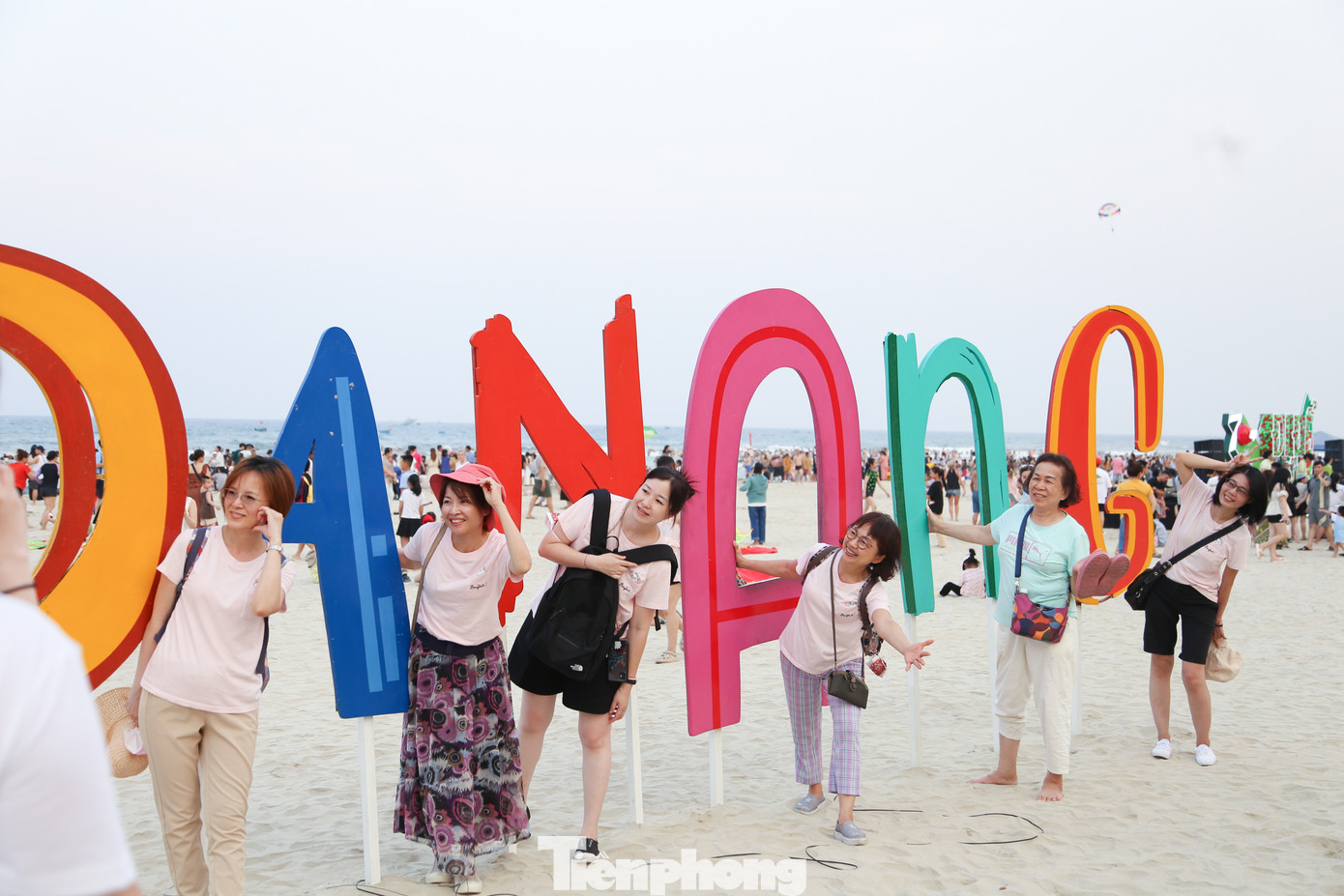 Càng về chiều, dòng người đổ về khu vực các bãi tắm ngày càng đông. Các bãi tắm như Phạm Văn Đồng, T20, Mỹ Khê... đều đông kín người. Theo chị Nguyễn Thị Hải Yến (35 tuổi, quận Sơn Trà), dù biển rất đông đúc nhưng không khí vẫn mát mẻ, thoải mái hơn so với ở nhà. Chiều nào gia đình chị cũng ra biển cho các cháu vui chơi, tắm biển. Ảnh: Giang Thanh.