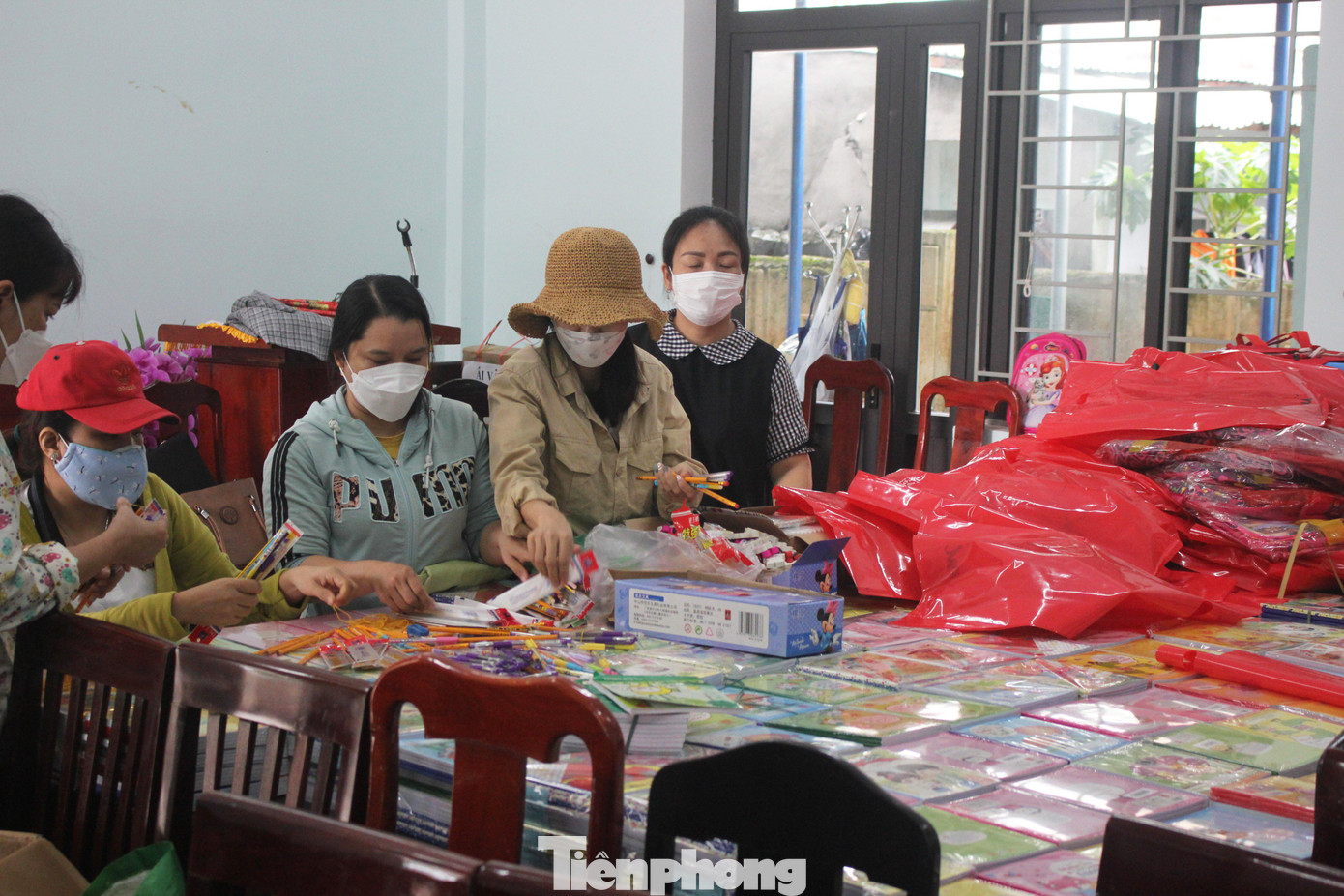 Các thầy cô trường Tiểu học Hồng Quang sắp xếp sách vở, đồ dùng học tập để tặng cho các em học sinh vào sáng mai - ngày đi học trở lại sau mưa ngập. Ảnh: Giang Thanh Các thầy cô trường Tiểu học Hồng Quang sắp xếp sách vở, đồ dùng học tập để tặng cho các em học sinh vào sáng mai - ngày đi học trở lại sau mưa ngập. Ảnh: Giang Thanh