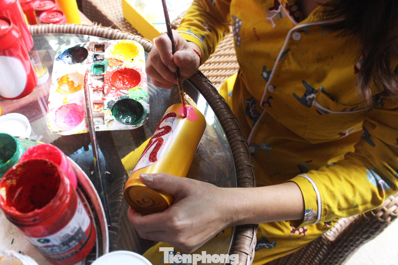 Ngoài trang trí lon nước, chị Mến còn trang trí quả dưa hấu, quả bưởi, quả dừa... để bán Tết. Nhưng vì hoa quả để được ngắn ngày hơn nên cận Tết, chị Mến mới bắt đầu vẽ.