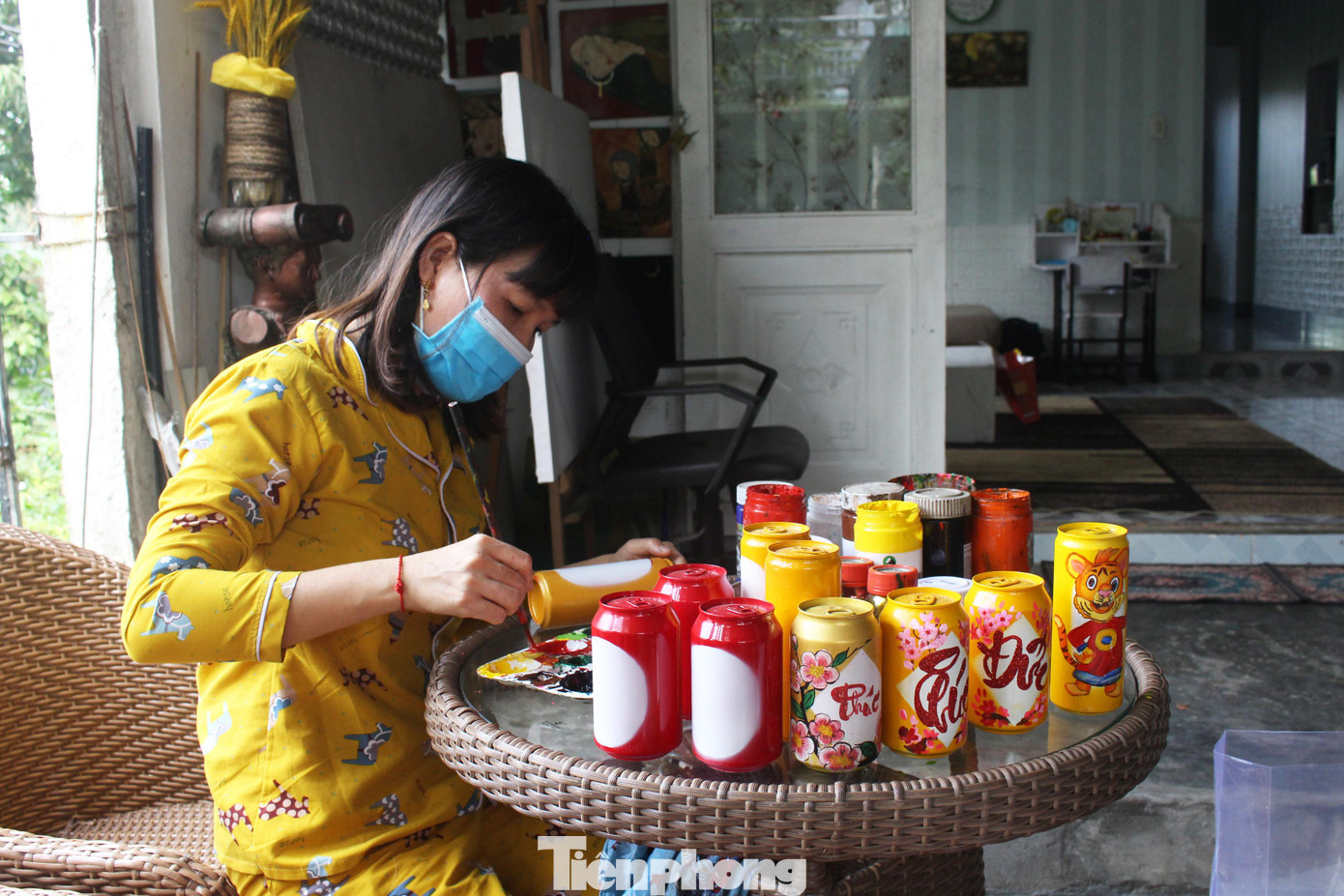 Vẽ tranh, viết thư pháp trên lon bia ảnh 1