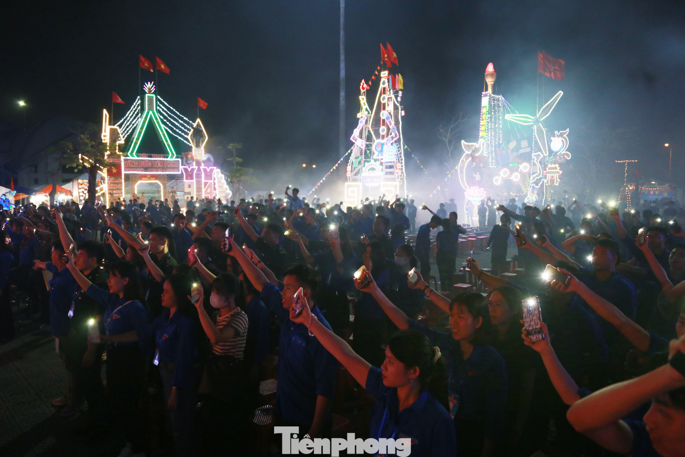 Hội trại thu hút sự tham gia của 24 đơn vị trực thuộc Thành Đoàn và gần 500 trại sinh. Trong ảnh, hàng trăm đoàn viên thanh niên hòa nhịp trong các bài ca thanh niên.