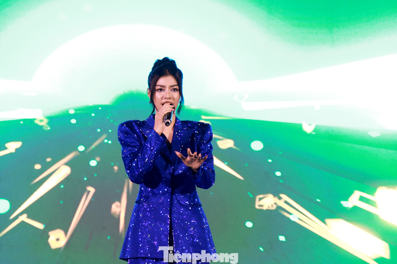 Á hậu 1 Miss World Việt Nam 2019 - ca sĩ Lona Kiều Loan (cựu sinh viên ĐH Kinh tế - ĐH Đà Nẵng) khuấy động không khí của Hội trại cùng các ca khúc: Nổi lửa lên em, Be A Winner.