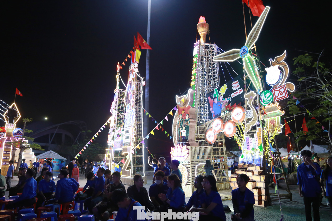 Tối 23/3, Thành Đoàn Đà Nẵng tổ chức kỷ niệm 92 năm Ngày thành lập Đoàn TNCS Hồ Chí Minh (26/3/1931 - 26/3/2023), trao “Kỷ niệm chương vì thế hệ trẻ”, trao “Giải thưởng 26/3” cho cán bộ đoàn, đoàn viên, thanh niên tiêu biểu trên toàn thành phố và Khai mạc Hội trại “Vững bước tiên phong” năm 2023. Ảnh: Giang Thanh