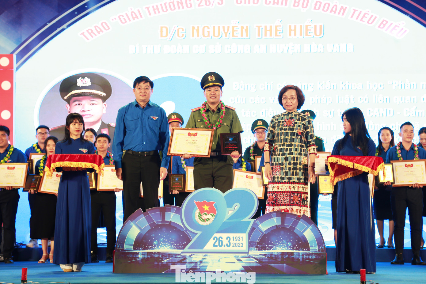 Anh Bùi Minh Tuấn, Trưởng Ban Tổ chức T.Ư Đoàn và bà Ngô Thị Kim Yến, Phó Chủ tịch UBND TP Đà Nẵng trao bằng khen và kỷ niệm chương Giải thưởng 26/3 cho các cán bộ Đoàn, đoàn viên tiêu biểu.