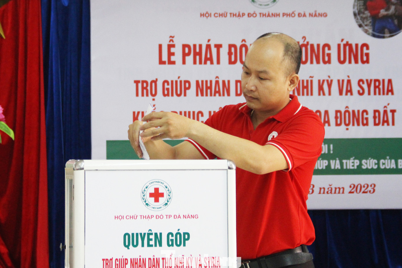 Hội Chữ thập đỏ TP Đà Nẵng kêu gọi các cơ quan, tổ chức, ban ngành, đoàn thể, cán bộ, công chức, viên chức... trên địa bàn quyên góp ủng hộ Thổ Nhĩ Kỳ và Syria tái thiết sau động đất. Ảnh: Giang Thanh Hội Chữ thập đỏ TP Đà Nẵng kêu gọi các cơ quan, tổ chức, ban ngành, đoàn thể, cán bộ, công chức, viên chức... trên địa bàn quyên góp ủng hộ Thổ Nhĩ Kỳ và Syria tái thiết sau động đất. Ảnh: Giang Thanh