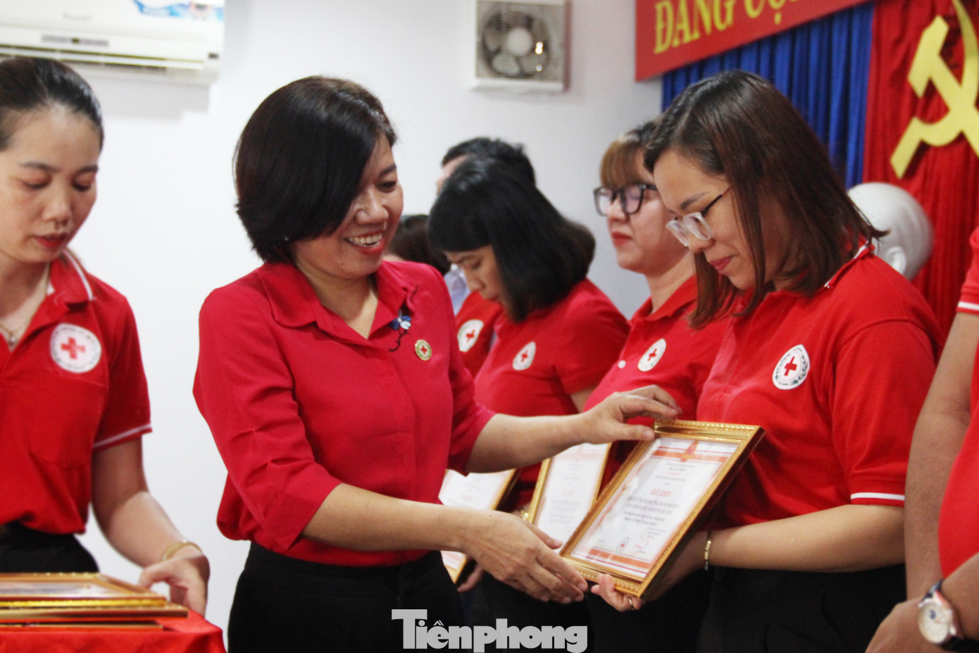 Phong trào Tết Nhân ái năm nay, Hội Chữ thập đỏ TP Đà Nẵng và các cấp Hội vận động được 16,7 tỷ đồng hỗ trợ cho các hoàn cảnh khó khăn đón Tết. Ảnh: Giang Thanh Phong trào Tết Nhân ái năm nay, Hội Chữ thập đỏ TP Đà Nẵng và các cấp Hội vận động được 16,7 tỷ đồng hỗ trợ cho các hoàn cảnh khó khăn đón Tết. Ảnh: Giang Thanh