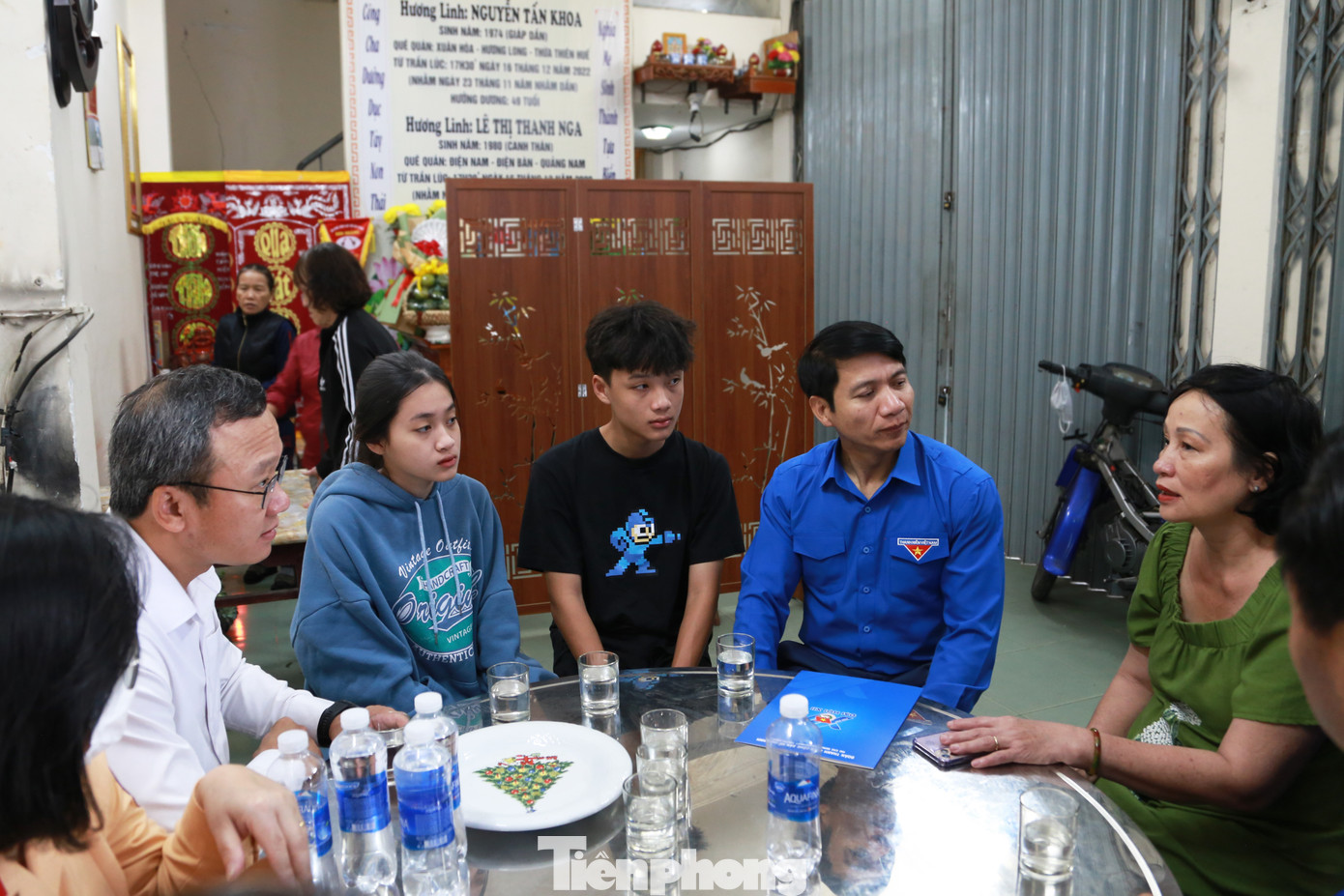 BTC đã thăm và tặng quà cho 2 gia đình có người thân mất vì tai nạn giao thông trên địa bàn BTC đã thăm và tặng quà cho 2 gia đình có người thân mất vì tai nạn giao thông trên địa bàn