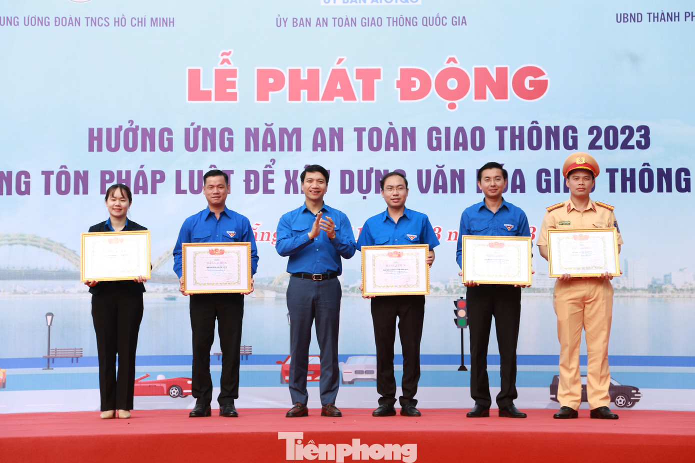 T.Ư Hội LHTN Việt Nam trao bằng khen cho 12 Tỉnh, Thành Đoàn, Đoàn trực thuộc, gồm: Ban Thanh niên Công an; Đoàn Thanh niên Bộ GTVT; Tỉnh, Thành Đoàn Đà Nẵng, Hà Nội, Vĩnh Phúc, Lạng Sơn, Nghệ An, Phú Yên, Thừa Thiên Huế, Thái Nguyên, Đắk Lắk, Cần Thơ T.Ư Hội LHTN Việt Nam trao bằng khen cho 12 Tỉnh, Thành Đoàn, Đoàn trực thuộc, gồm: Ban Thanh niên Công an; Đoàn Thanh niên Bộ GTVT; Tỉnh, Thành Đoàn Đà Nẵng, Hà Nội, Vĩnh Phúc, Lạng Sơn, Nghệ An, Phú Yên, Thừa Thiên Huế, Thái Nguyên, Đắk Lắk, Cần Thơ