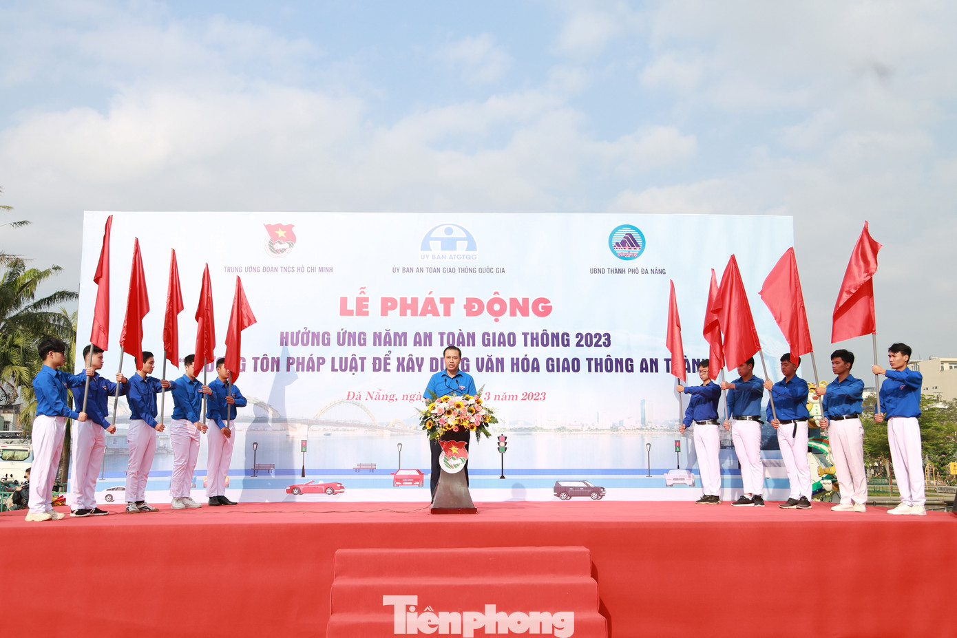 Triển khai năm “Tuổi trẻ tiên phong với chuyển đổi số”, trong năm 2023, các cấp bộ Đoàn, Hội sẽ đẩy mạnh việc áp dụng chuyển đổi số trong công tác tuyên truyền về an toàn giao thông. Ảnh: Giang Thanh Triển khai năm “Tuổi trẻ tiên phong với chuyển đổi số”, trong năm 2023, các cấp bộ Đoàn, Hội sẽ đẩy mạnh việc áp dụng chuyển đổi số trong công tác tuyên truyền về an toàn giao thông. Ảnh: Giang Thanh