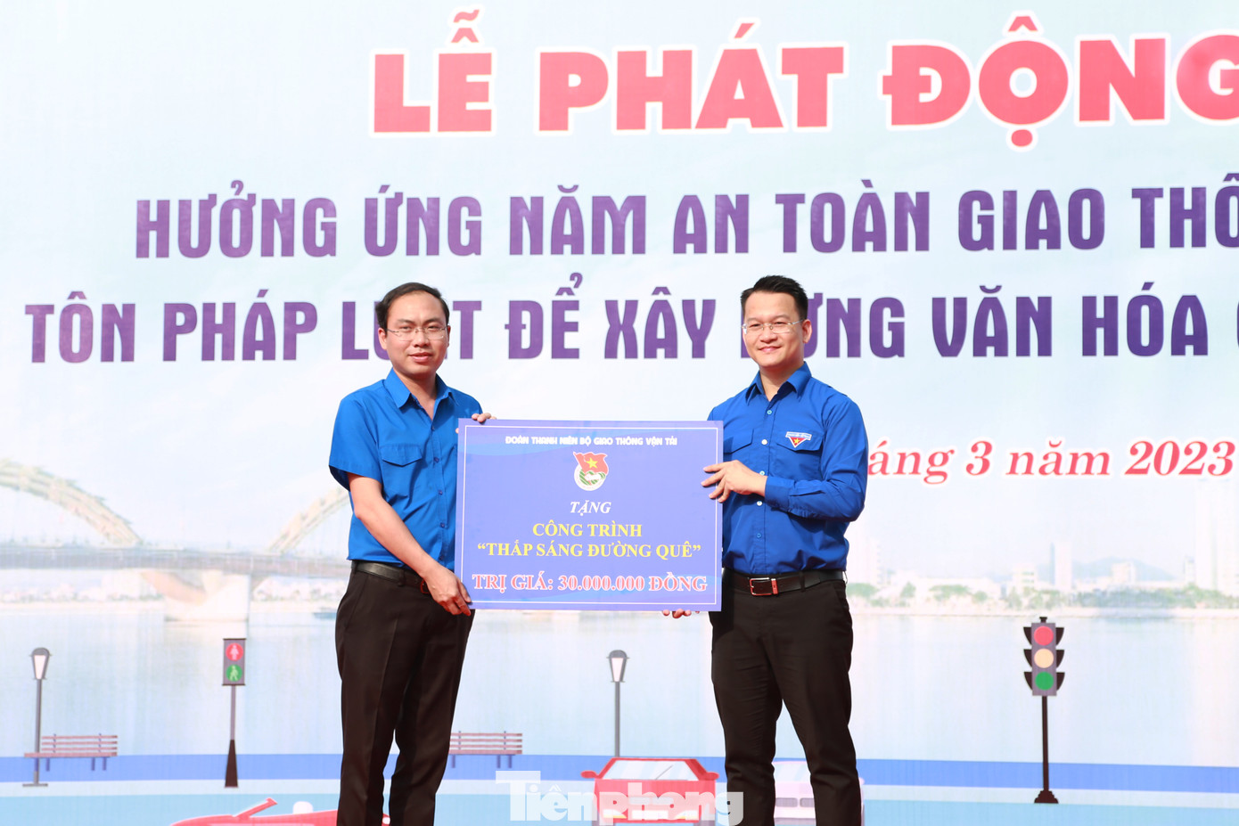 Trao công trình thanh niên "Thắp sáng đường quê" cho Thành Đoàn Đà Nẵng Trao công trình thanh niên "Thắp sáng đường quê" cho Thành Đoàn Đà Nẵng