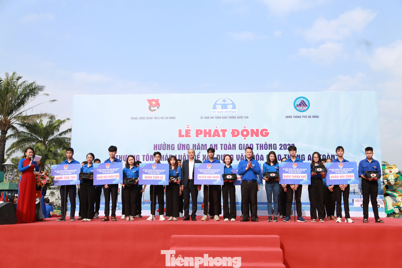 Thành Đoàn Đà Nẵng ra mắt Đội hình thanh niên phản ứng nhanh tham gia xử lý sự cố khi xảy ra tai nạn giao thông. Thành Đoàn Đà Nẵng ra mắt Đội hình thanh niên phản ứng nhanh tham gia xử lý sự cố khi xảy ra tai nạn giao thông.