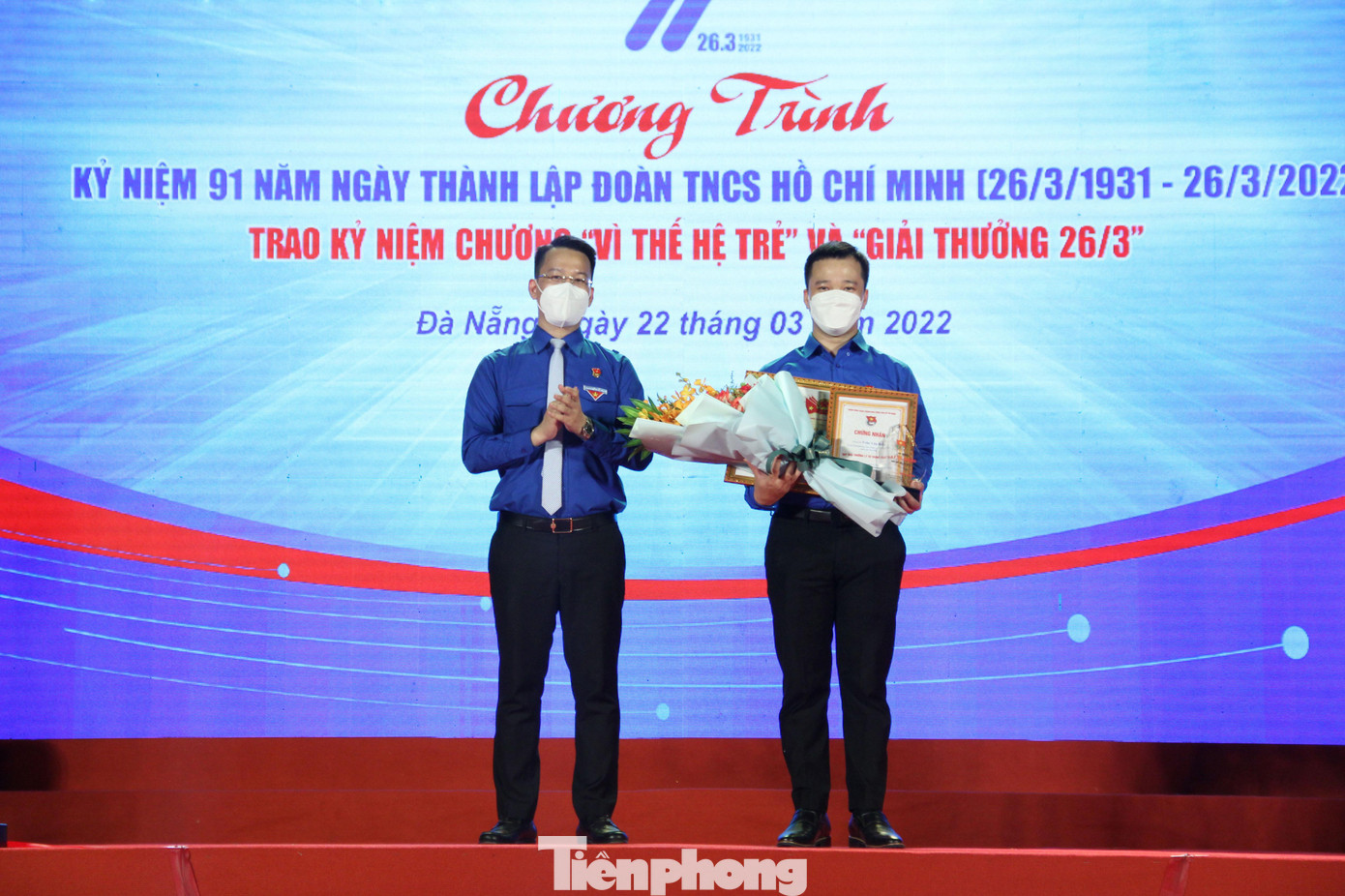Thừa ủy quyền của TƯ Đoàn, Bí thư Thành Đoàn Đà Nẵng trao tặng Giải thưởng Lý Tự Trọng cho anh Trần Văn Hiếu, Bí thư Đoàn phường Tam Thuận (quận Thanh Khê, Đà Nẵng)