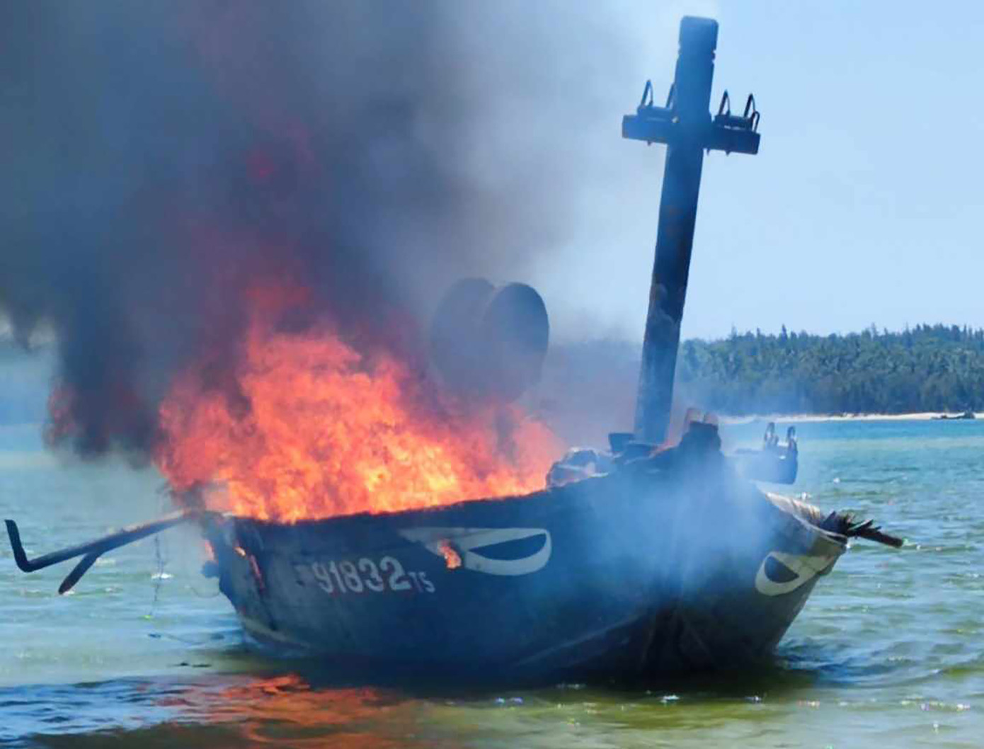 Tàu cá đang neo đậu trên bờ biển bất ngờ cháy rụi.