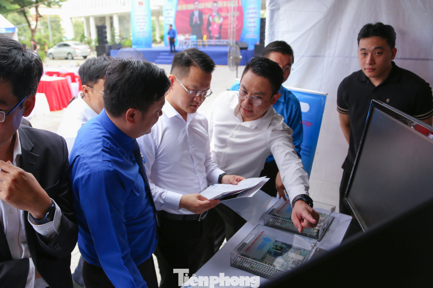 "Đoàn Thanh niên đang trở thành lực lượng nòng cốt, xung kích, hỗ trợ người dân, cộng đồng từng bước tham gia vào công cuộc chuyển đổi số, góp phần cùng thành phố xây dựng Đà Nẵng trở thành “Thành phố thông minh”. Bên cạnh đó, các cấp bộ Đoàn cũng thúc đẩy chuyển đổi số trong hoạt động, chuyển sinh hoạt của Đoàn lên môi trường số; tập trung bồi dưỡng kỹ năng, trình độ công nghệ thông tin đặc biệt trong lĩnh vực vi mạch bán dẫn và trí tuệ nhân tạo; góp phần vào quá trình phát triển nguồn nhân lực trẻ chất lượng cao", anh Hùng nói.