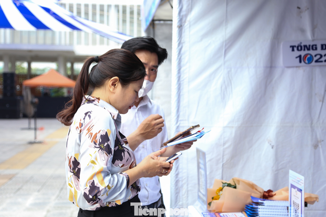 Hiện, Sở TT&amp;TT đang tham mưu, trình UBND TP. xem xét ban hành Khung năng lực số cho công dân trên địa bàn, trong đó, lực lượng ĐVTN sẽ là những nhân tố tích cực, nòng cốt. "Mỗi thanh niên phải là một công dân số, đóng vai trò quan trọng trong số hóa, tạo lập dữ liệu số, hiến kế ý tưởng, đặt hàng chuyển đổi số, lắng nghe nhân dân để đề xuất các dịch vụ theo yêu cầu của người dân, doanh nghiệp...", ông Phong nói.