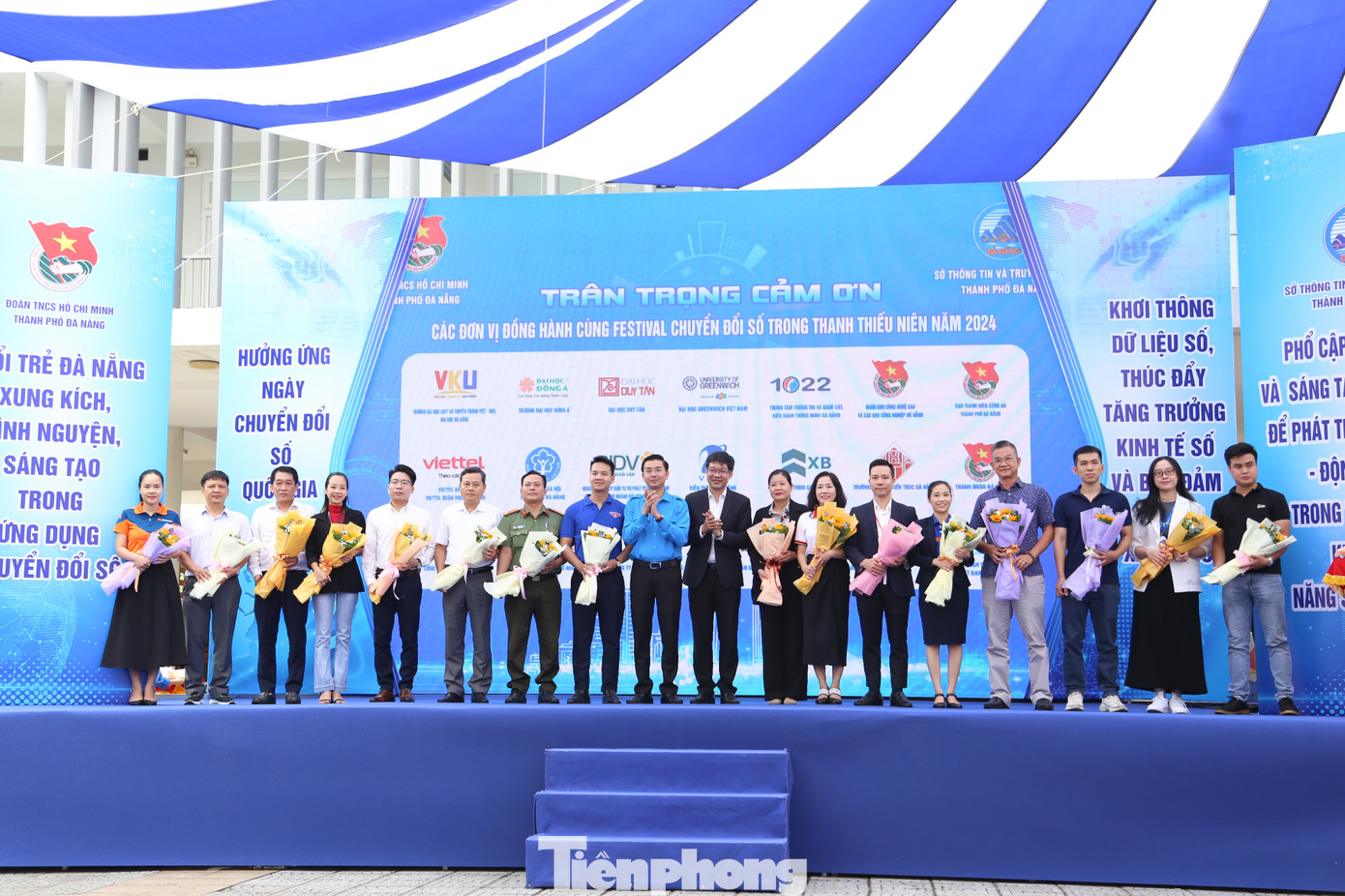 Năm nay, Festival có 20 gian hàng triểm lãm sản phẩm chuyển đổi số trong ĐVTN, giới thiệu các sản phẩm sáng tạo, nghiên cứu khoa học của sinh viên trong lĩnh vực AI, IoT, vi mạch bán dẫn... cũng như các sản phẩm khởi nghiệp, sản phẩm công nghệ của các doanh nghiệp công nghệ thông tin tại Đà Nẵng.