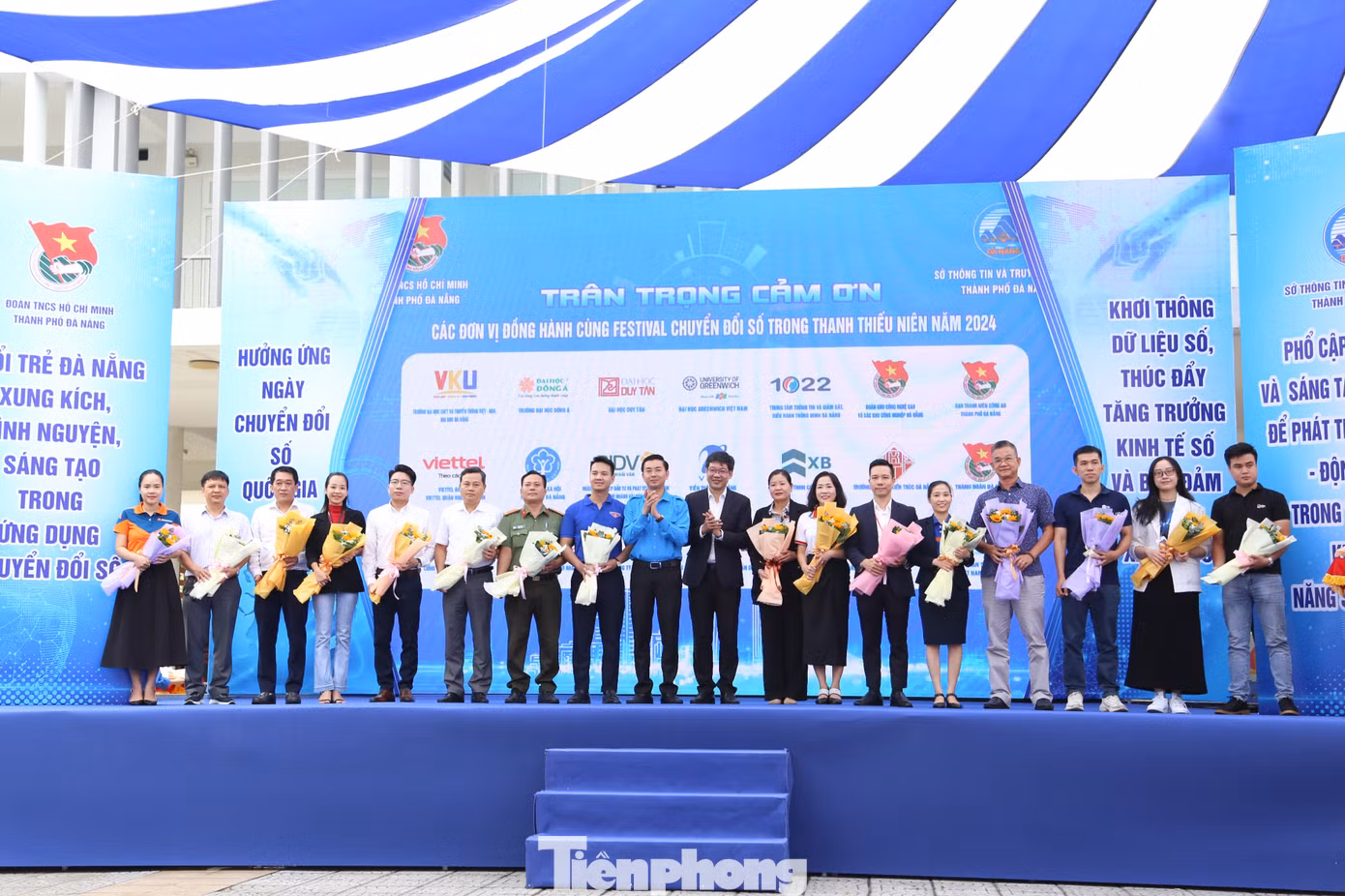 Năm nay, Festival có 20 gian hàng triểm lãm sản phẩm chuyển đổi số trong ĐVTN, giới thiệu các sản phẩm sáng tạo, nghiên cứu khoa học của sinh viên trong lĩnh vực AI, IoT, vi mạch bán dẫn... cũng như các sản phẩm khởi nghiệp, sản phẩm công nghệ của các doanh nghiệp công nghệ thông tin tại Đà Nẵng.