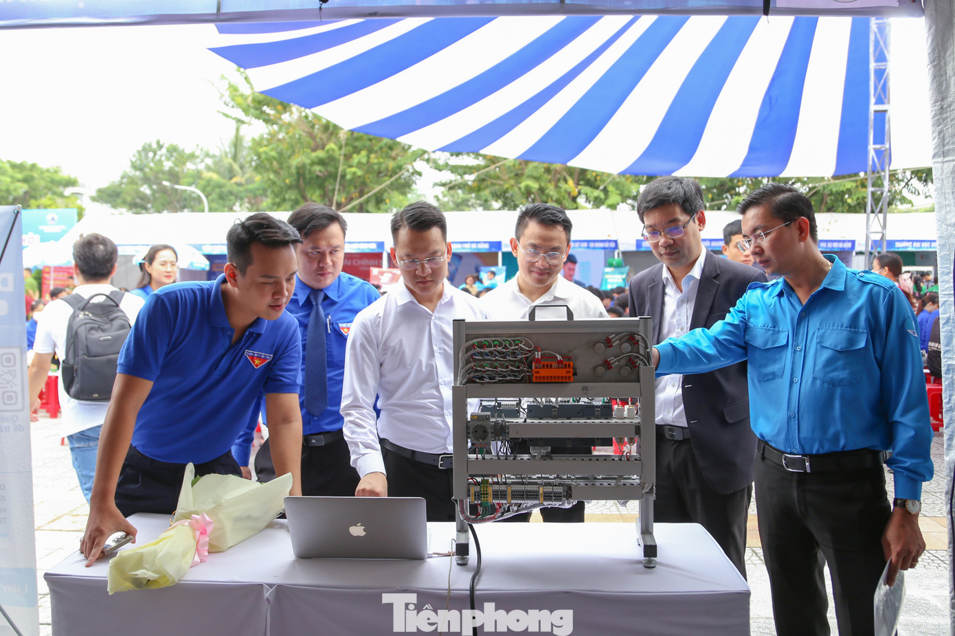 Theo anh Lê Công Hùng - Phó Bí thư phụ trách Thành Đoàn Đà Nẵng, thời gian qua, xác định thanh niên là lực lượng xung kích, chủ lực, tạo sự bứt phá và giá trị mới trong chuyển đổi số Quốc gia, Thành Đoàn đã tổ chức nhiều hoạt động như: chương trình Đối thoại tháng 3 với chủ đề "Thanh niên Đà Nẵng tiên phong trong chuyển đổi số", thành lập kênh OA Zalo của các cấp bộ Đoàn, gắn mã QR để cung cấp thông tin các địa chỉ đỏ, ra mắt kênh Thanh niên hiến kế chuyển đổi số...