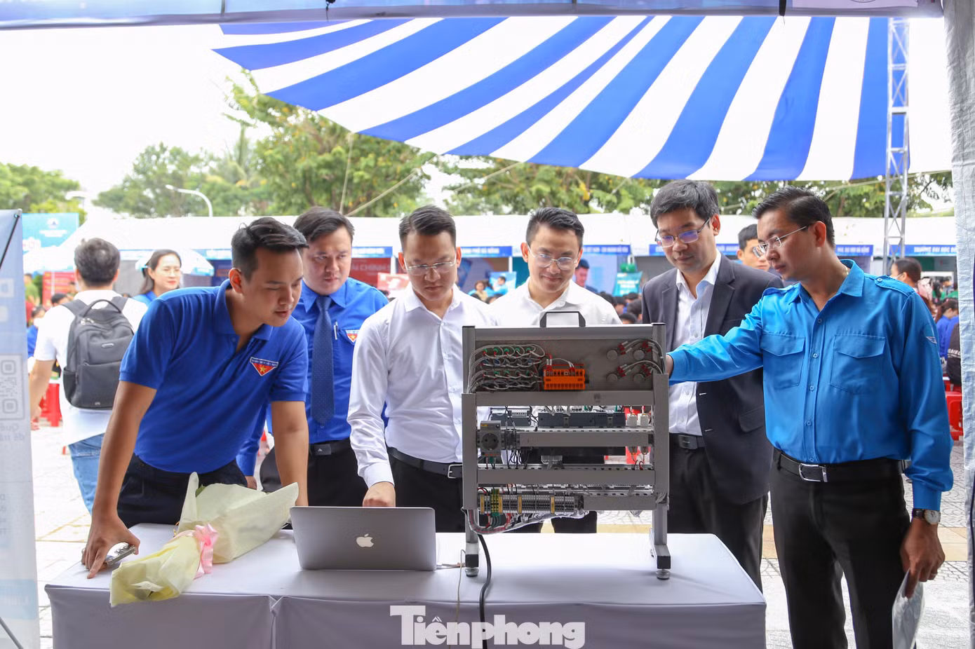Theo anh Lê Công Hùng - Phó Bí thư phụ trách Thành Đoàn Đà Nẵng, thời gian qua, xác định thanh niên là lực lượng xung kích, chủ lực, tạo sự bứt phá và giá trị mới trong chuyển đổi số Quốc gia, Thành Đoàn đã tổ chức nhiều hoạt động như: chương trình Đối thoại tháng 3 với chủ đề "Thanh niên Đà Nẵng tiên phong trong chuyển đổi số", thành lập kênh OA Zalo của các cấp bộ Đoàn, gắn mã QR để cung cấp thông tin các địa chỉ đỏ, ra mắt kênh Thanh niên hiến kế chuyển đổi số...
